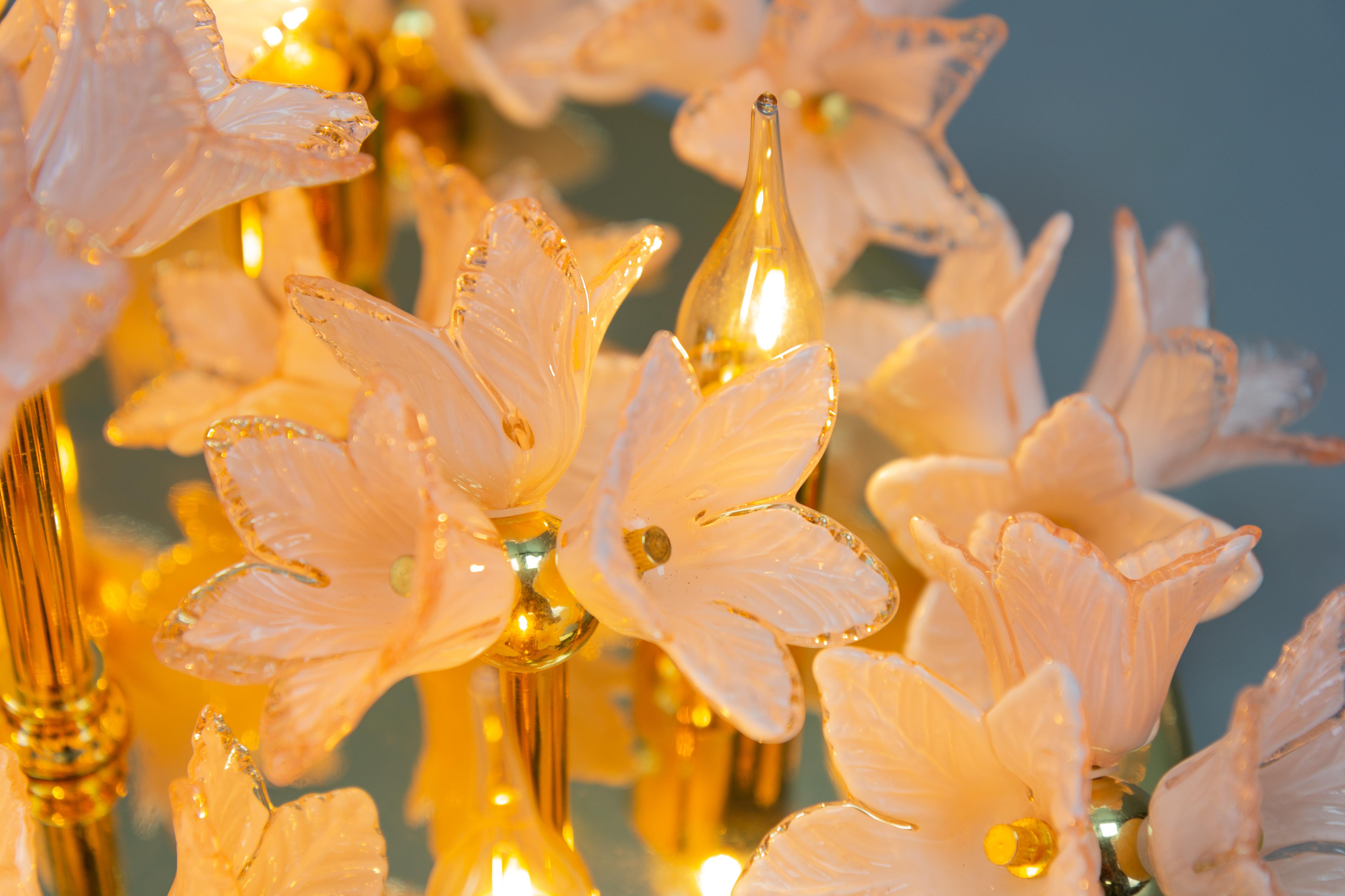 Italienisches Murano Glas Licht Pastellrosa Blumen und Messing Sechs-Licht Flush Mount im Zustand „Gut“ im Angebot in Barntrup, DE