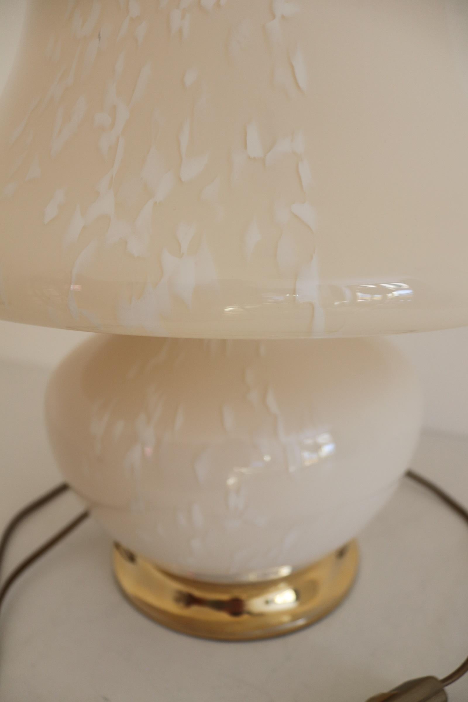 Italian Murano Glass Mushroom Table Lamp in Yellow Amber Glass, 1970s 3