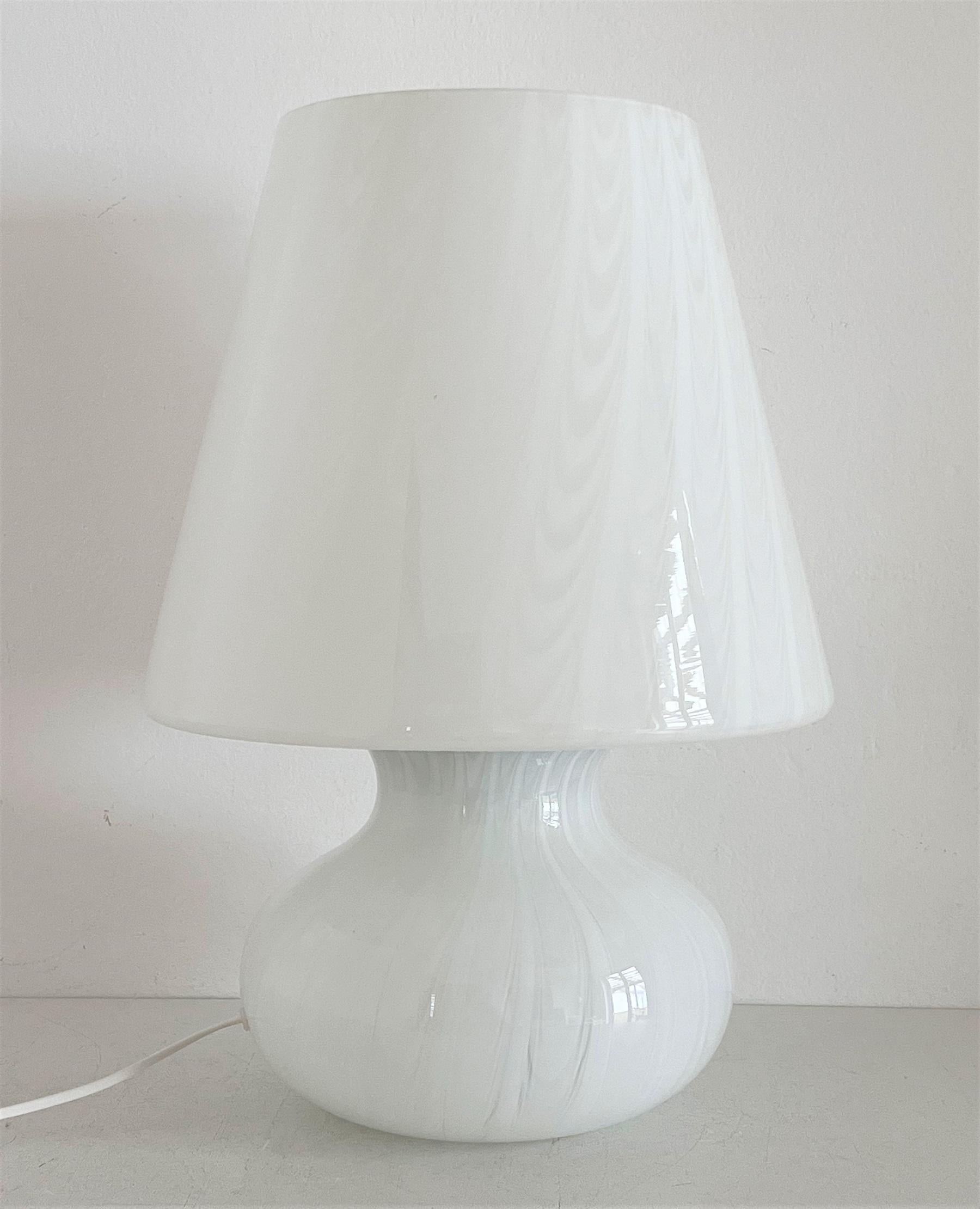 Wunderschöne und große Tischlampe in Form eines Pilzes aus wunderschönem glänzendem weißem Muranoglas mit weißem Wirbel und Wellen im Inneren des Glases.
Hergestellt in Italien, Murano, in den 1970er Jahren.
Die Lampe wird in Murano handgefertigt;