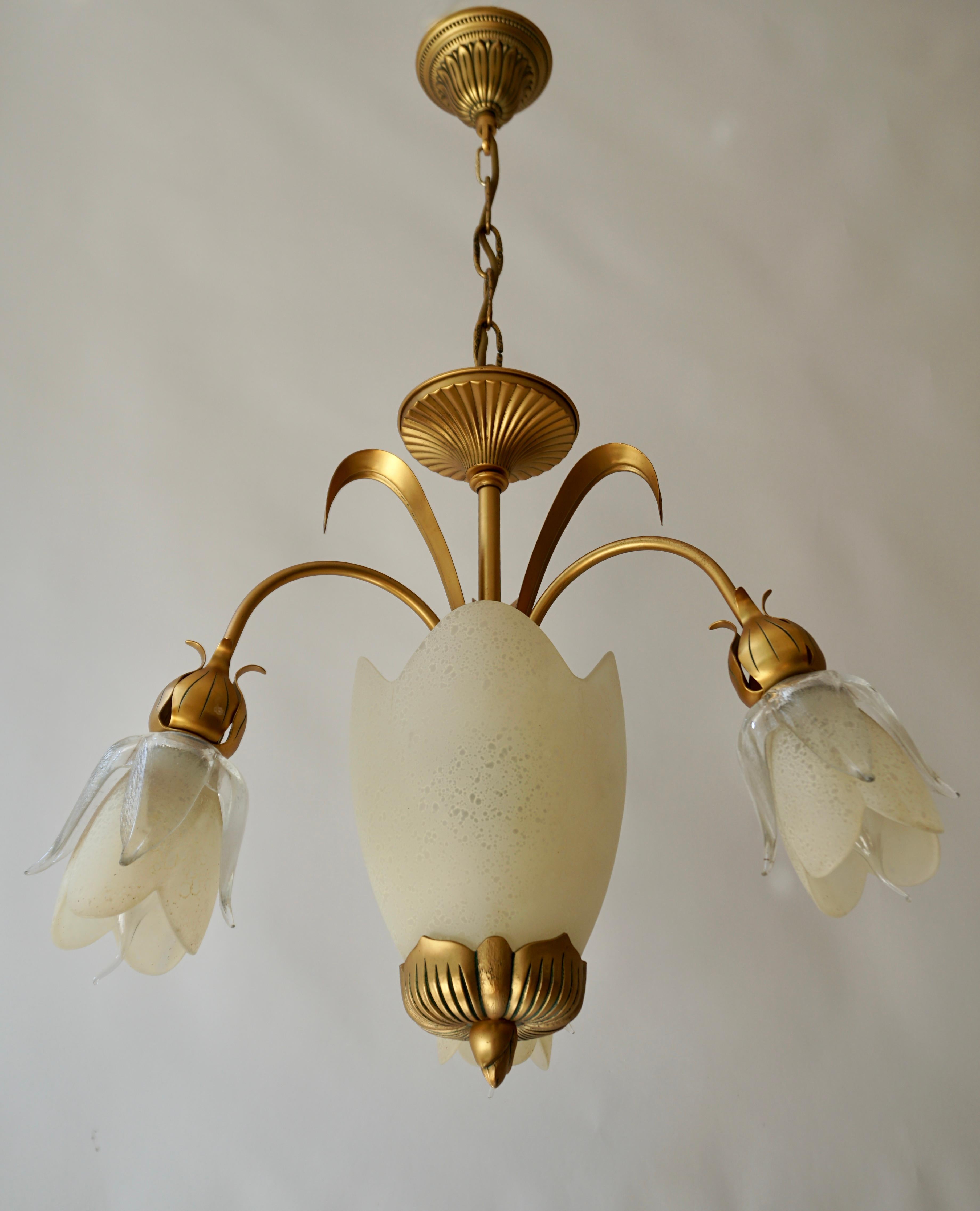 Italian Murano glass and brass palm tree leaves chandelier with beautiful tulip-shaped glass shades.

Diameter 20.8