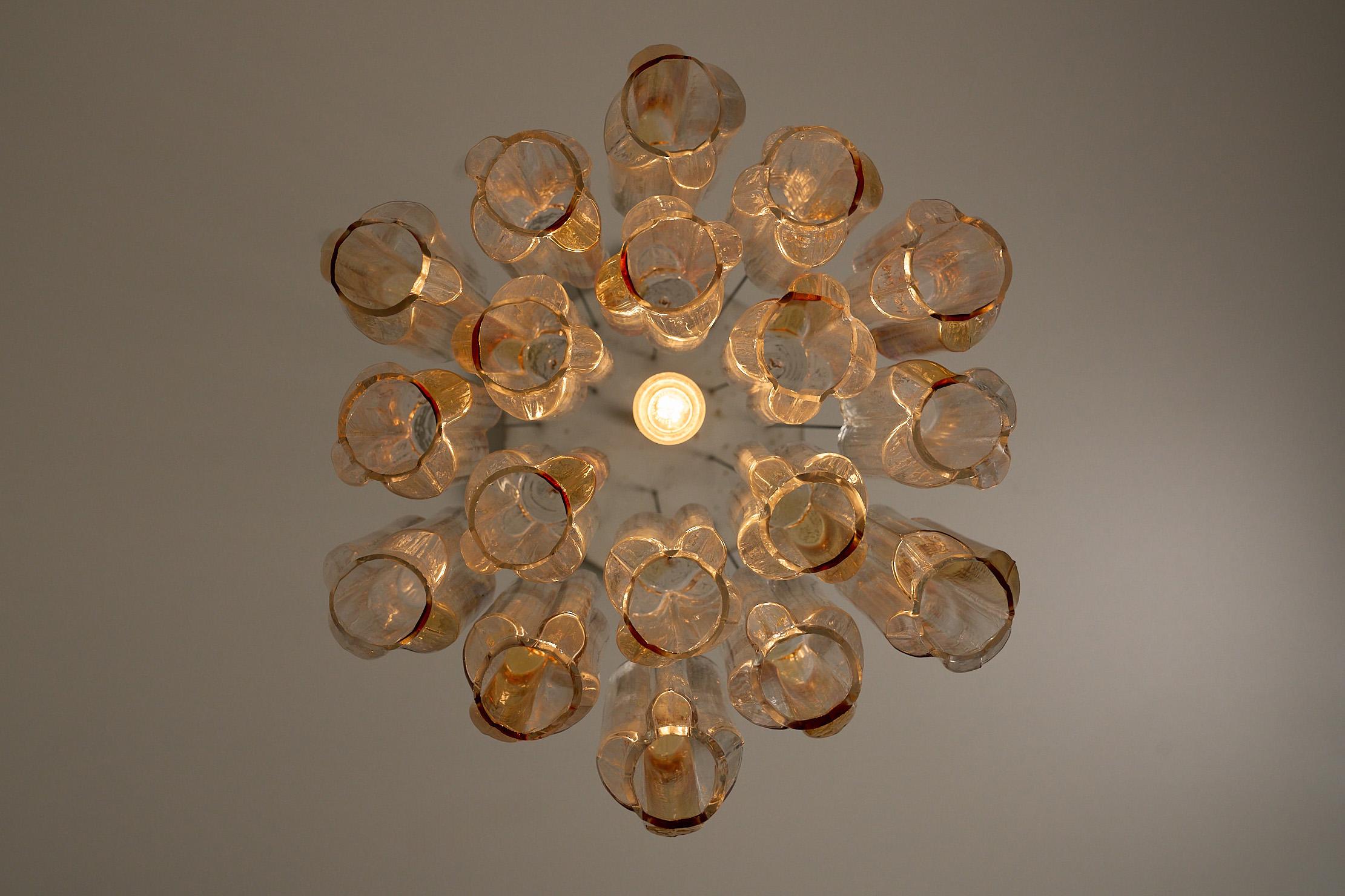 Rare pendentif hexagonal en verre de Murano, réalisé par le verrier italien VeArt dans les années 1970. 
Ce lustre présente 18 prismes en verre de Murano soufflés à la main, chacun suspendu à un cadre hexagonal en métal blanc par de fines chaînes