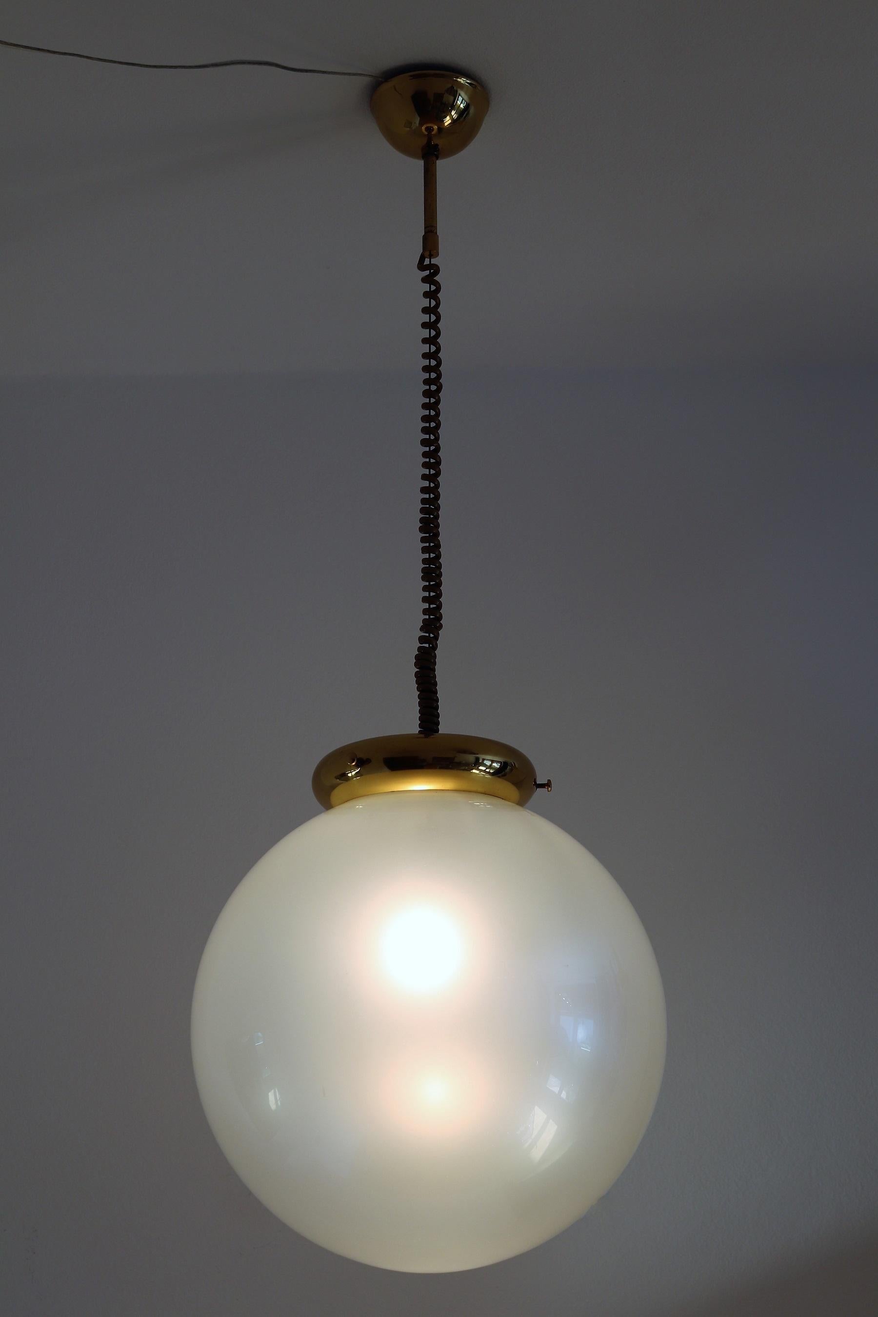 Italian Murano Glass Pendant Chandelier in Pearl Optic with Brass Details, 1970s In Good Condition In Morazzone, Varese