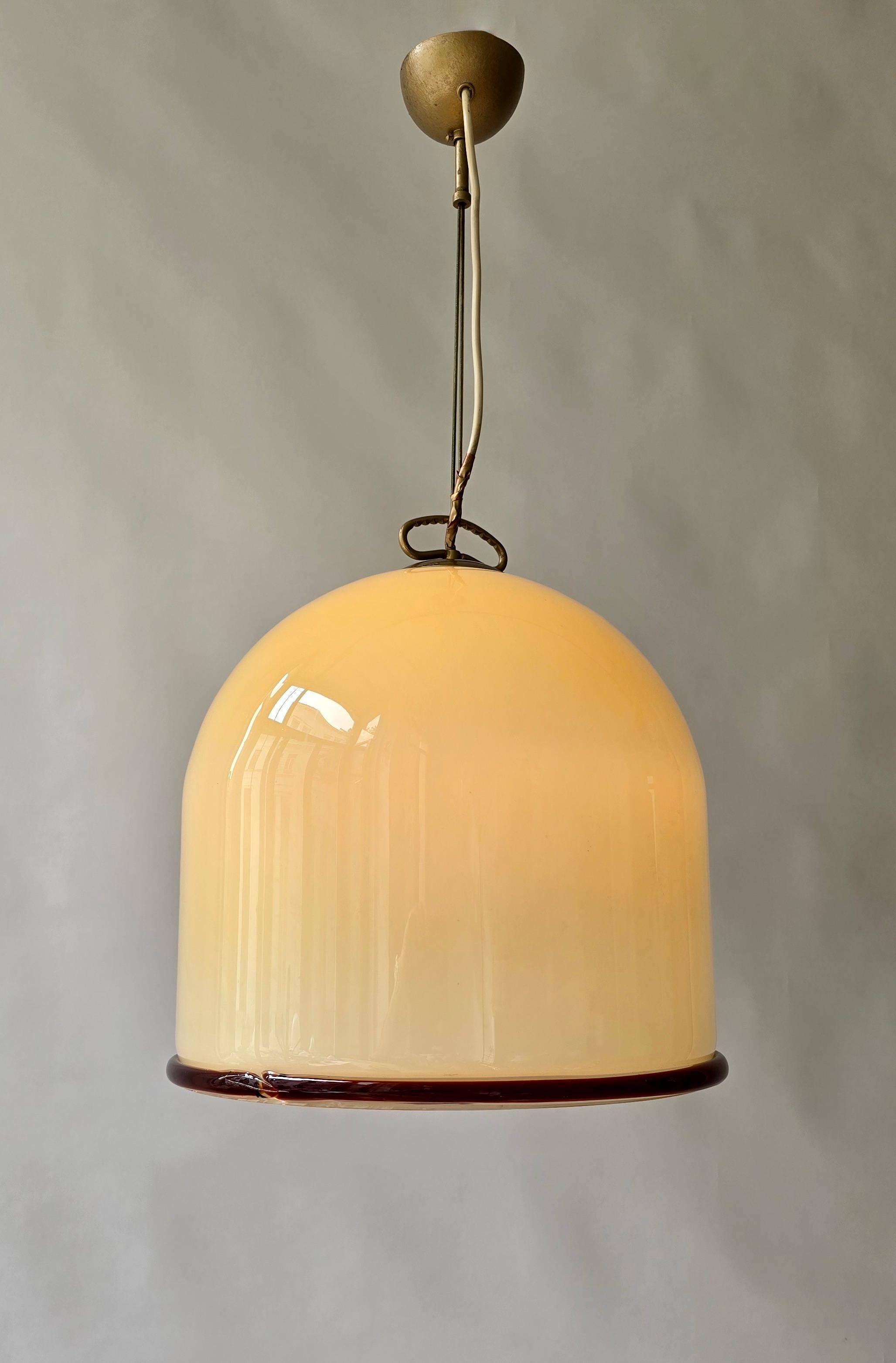 Lampada a sospensione italiana (anni '60-'70)

Lampada a sospensione vintage Italian Lamp degli anni '60-'70 con paralume in vetro soffiato a mano di un caldo color crema con un caratteristico bordo marrone. Il paralume misura 36 cm di diametro e 37