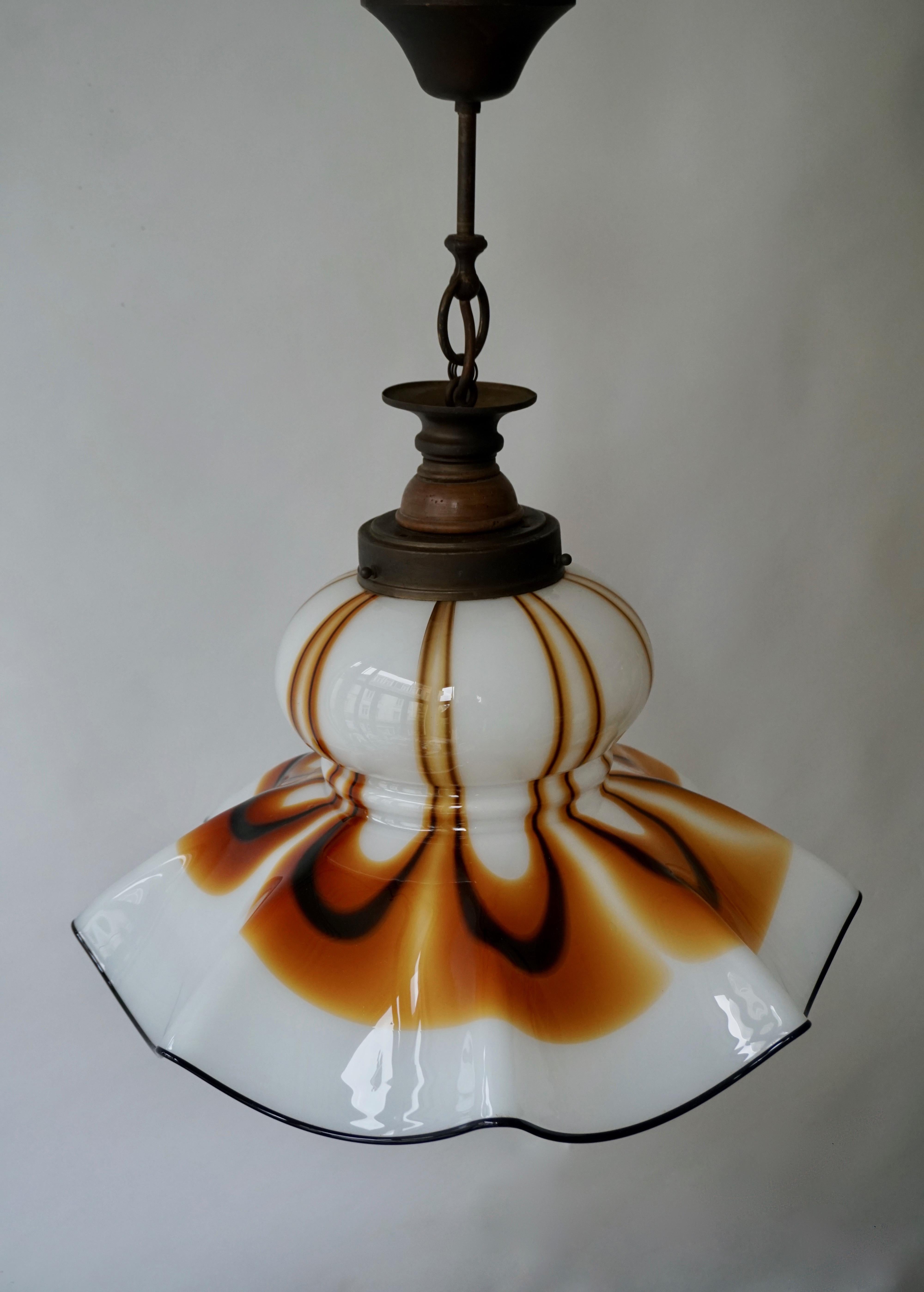 Eine skulpturale Deckenleuchte aus Murano-Glas. Diese Hängelampe hat ein sehr dekoratives Design.
Durchmesser 48 cm.
Höhe Halterung 37 cm.
Gesamthöhe 55 cm.