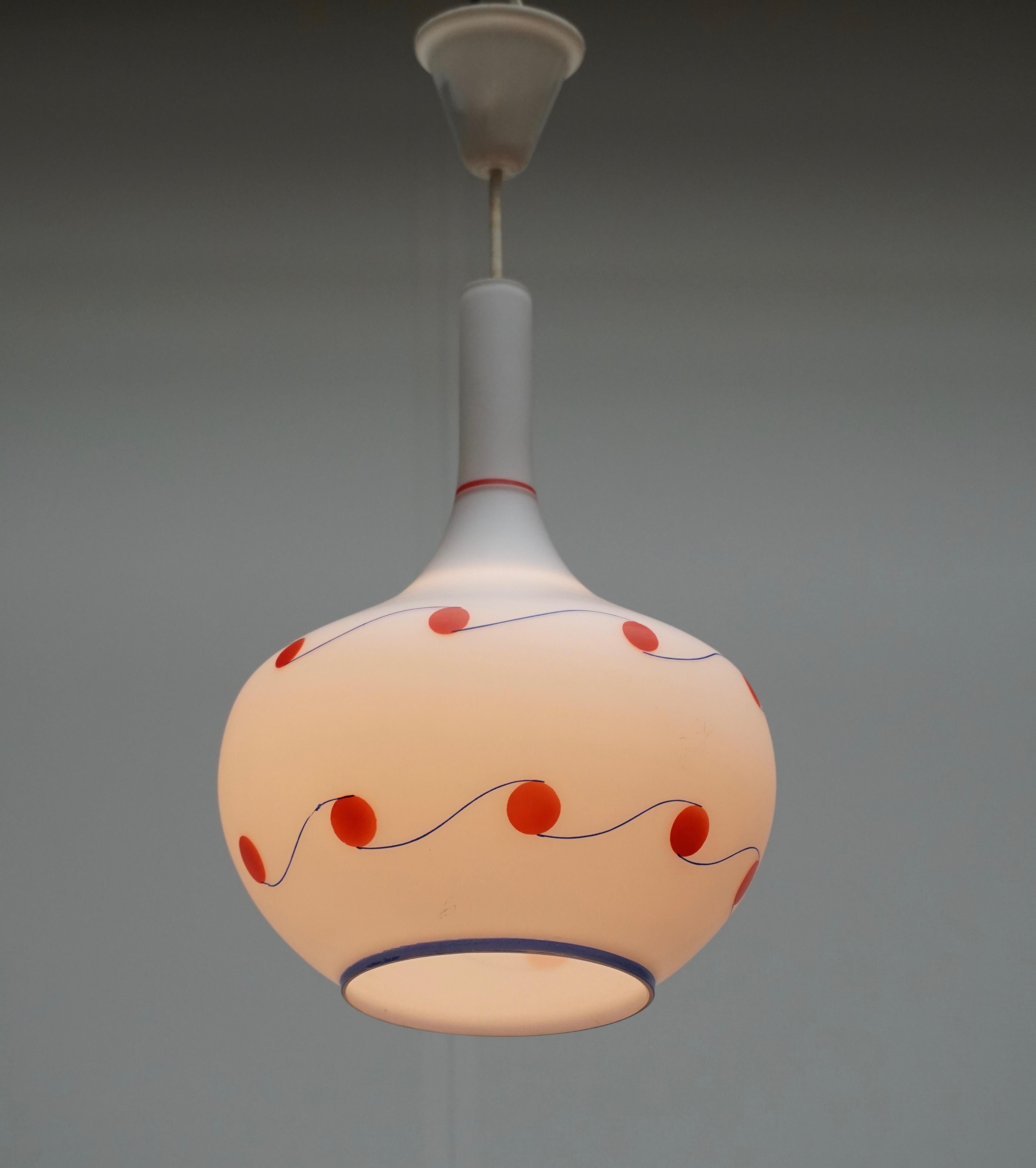 Italian Murano opaline glass ceiling lamp with red and blue decoration.
Measures: Diameter 25 cm.
Height fixture 34 cm.
Total height 47 cm.