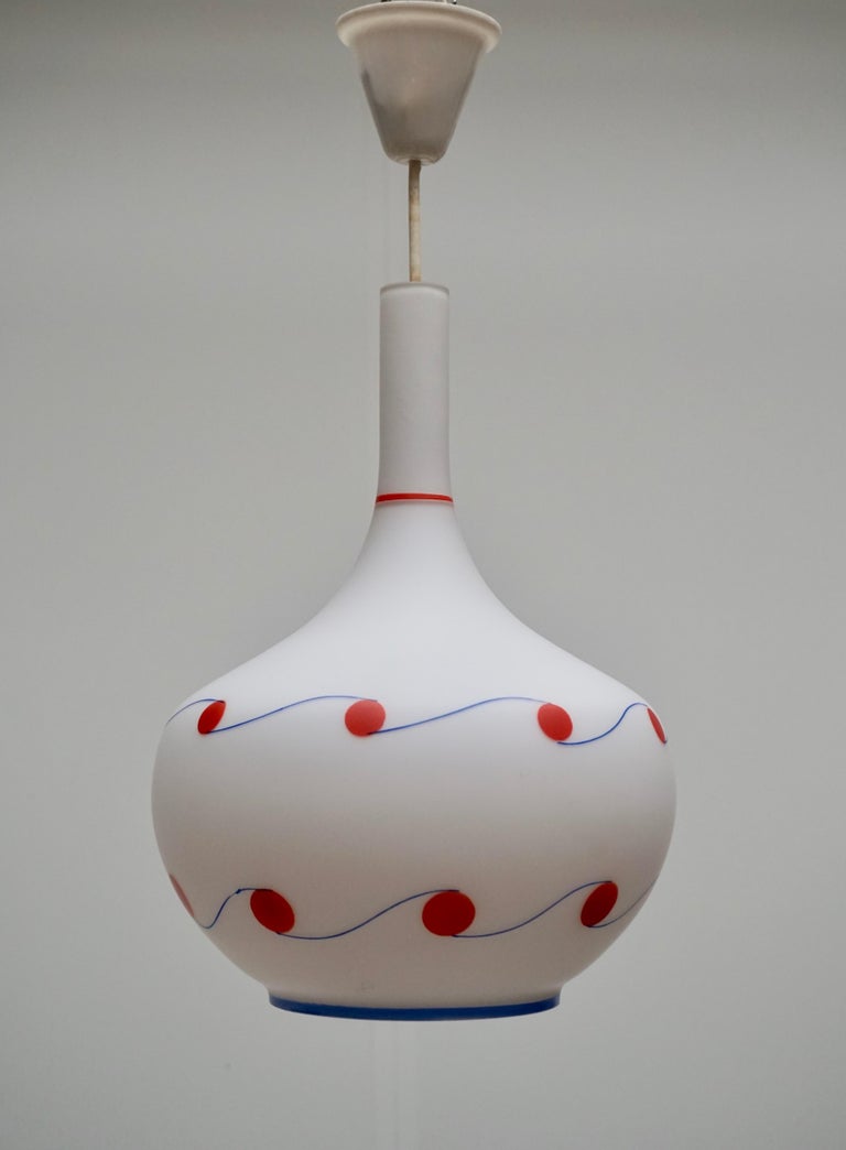 Italian Murano Glass Pendant Light with Red and Blue Decoration In Good Condition For Sale In Antwerp, BE