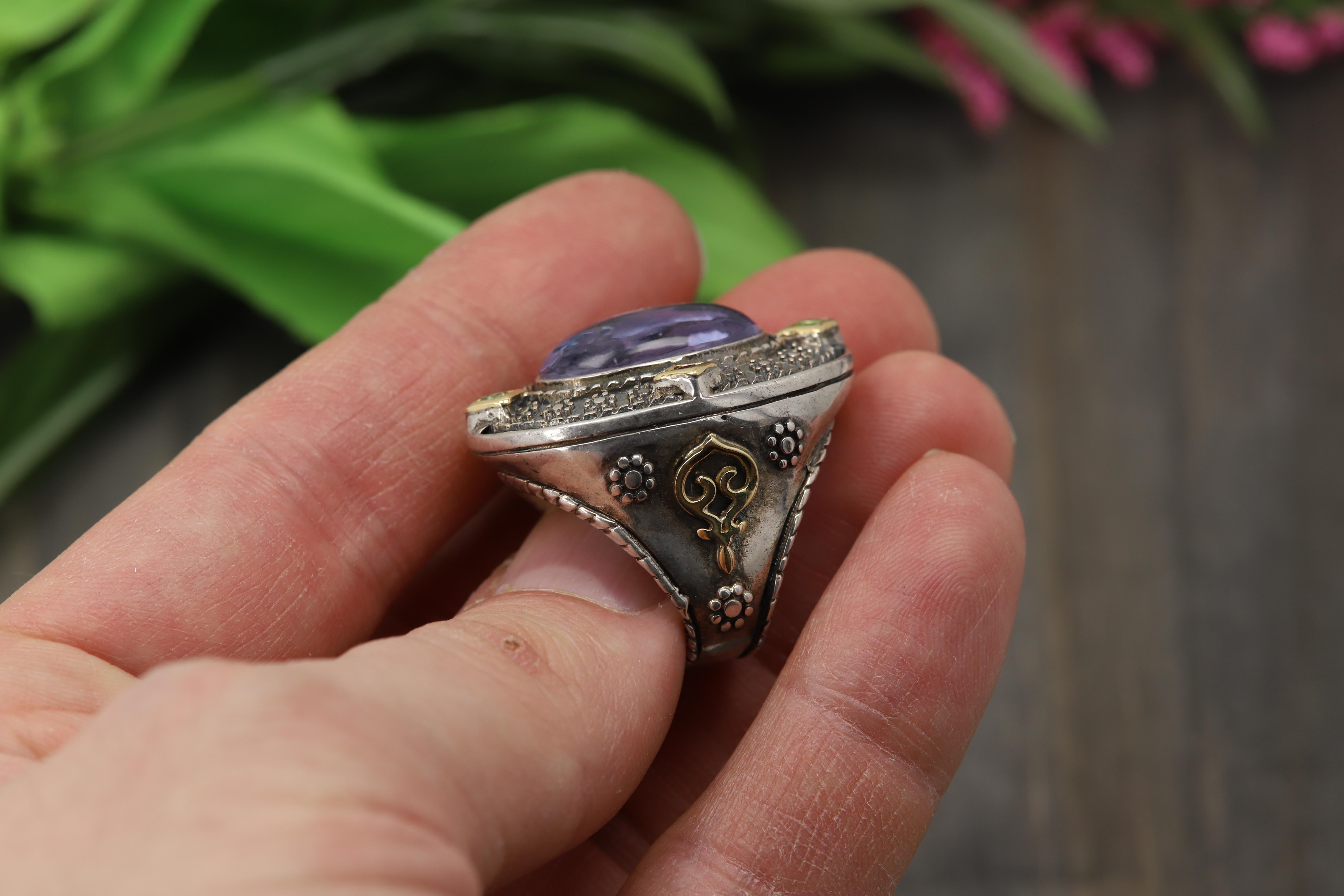 Ring aus venezianischem blauem/grauem Murano-Glas im antiken/gotischen Stil
Eingraviertes Bild von 
Omphale, Königin des Königreichs Lydien in Kleinasien.  In ihrem bekanntesten Mythos ist sie die Herrin des Helden Herakles während eines Jahres der