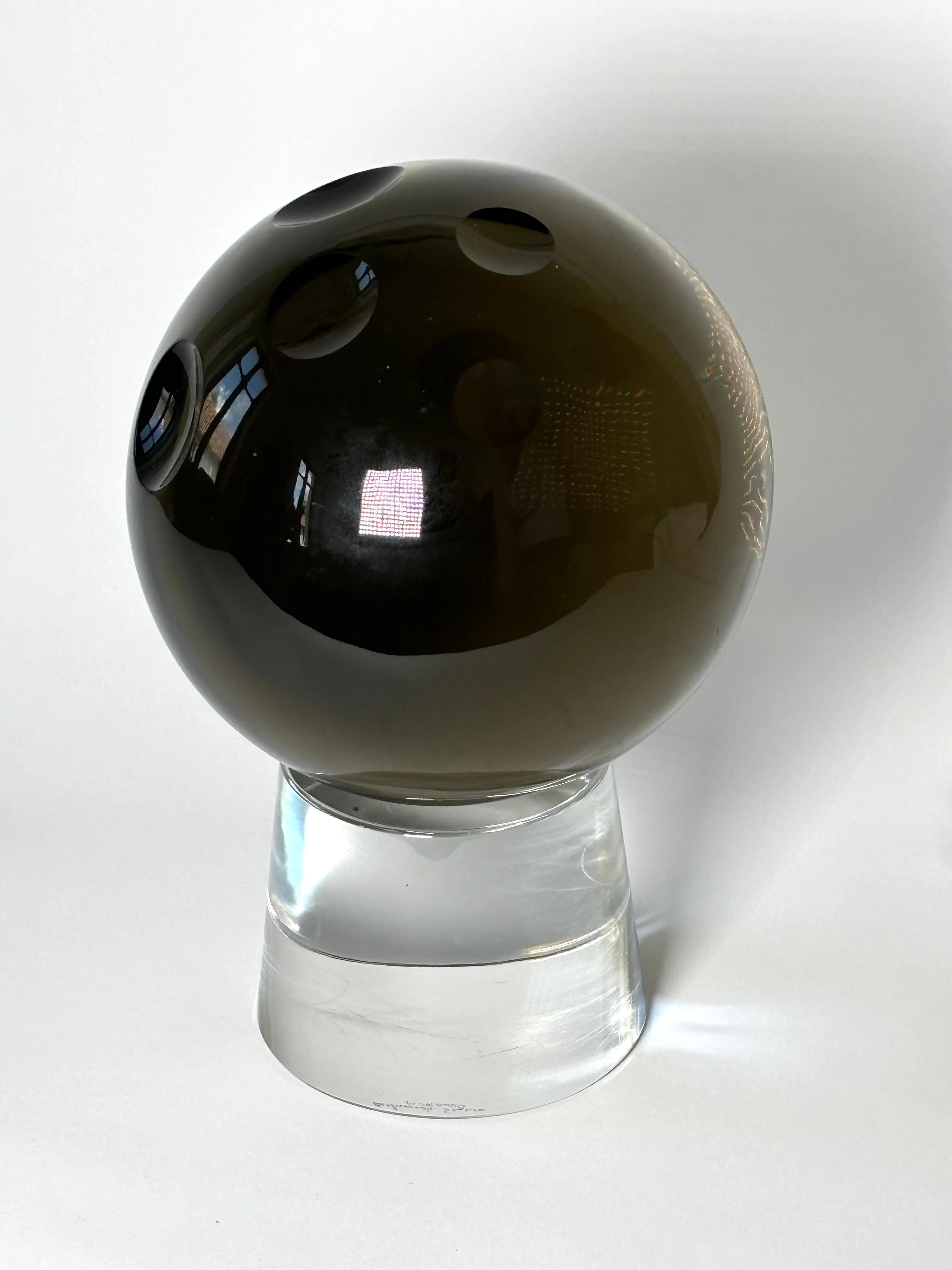 Scultura in vetro disegnata e prodotta da Archimede Seguso, anni '70. 
Firmato sia sulla base che sulla sfera.

Biografia
Archimede Seguso era un produttore di vetro italiano noto per i suoi intricati vasi, collane e sculture in vetro. Spaziando in