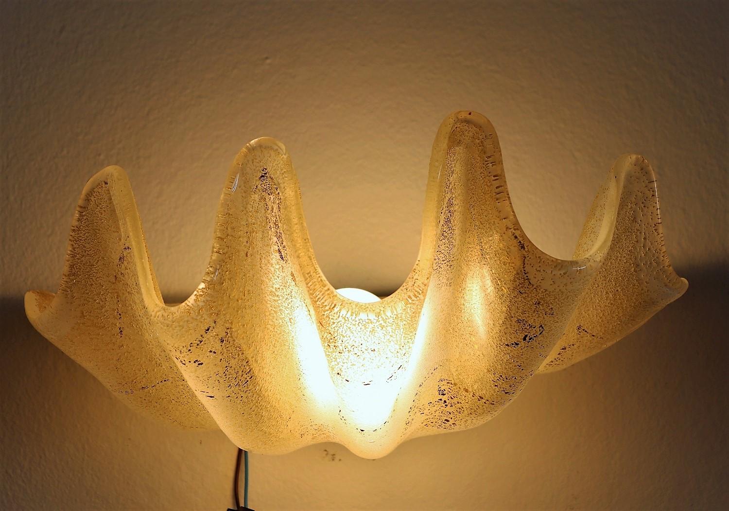 Italian Murano Glass Shell and Brass Wall Sconces or Wall Lights, 1970s In Good Condition In Morazzone, Varese