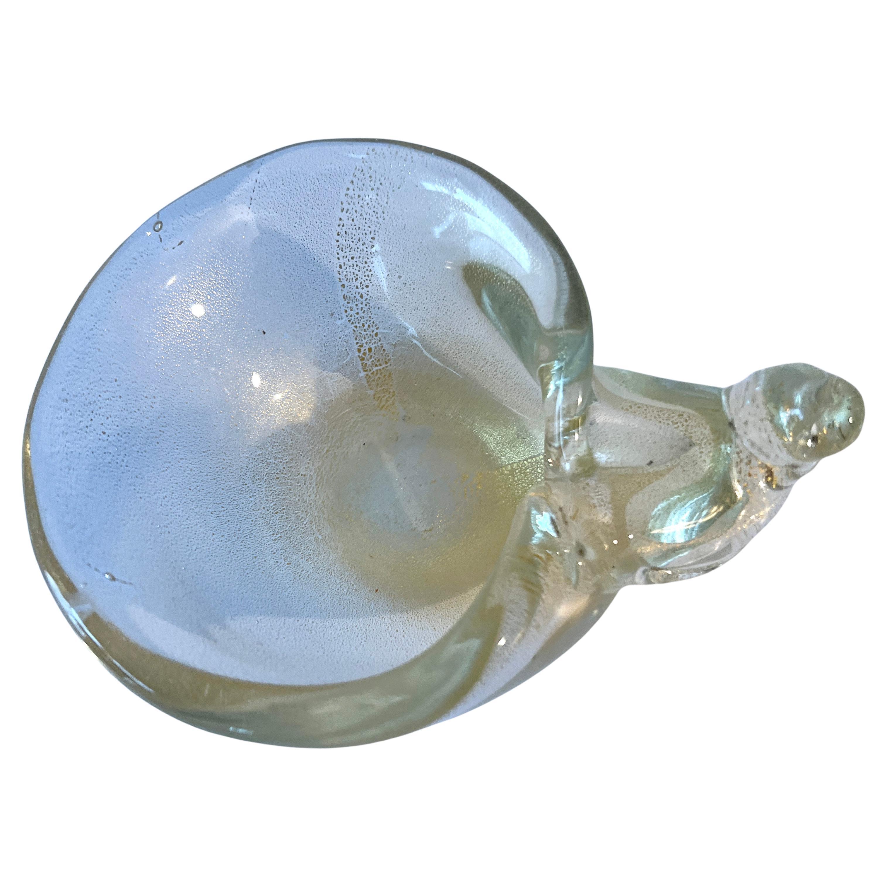 Maravilloso cuenco pequeño en forma de concha o cornucopia.  El cuenco está hecho con auténticas escamas de oro en la isla de Murano en Italia.

Complementa cualquier mesa de cóctel como pieza decorativa.  También es una forma maravillosa de sujetar