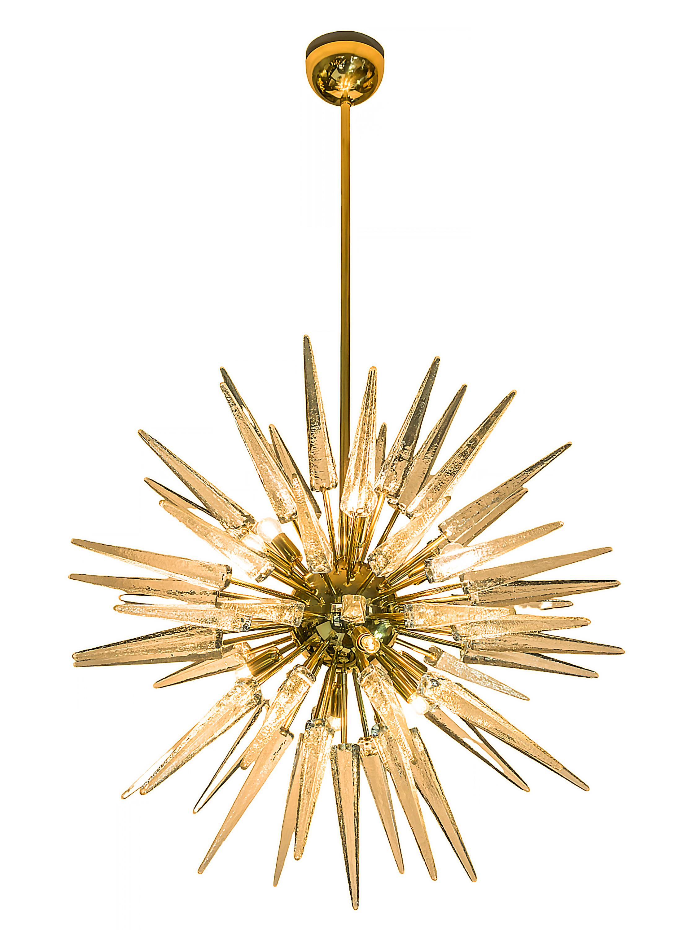 Italian handmade Murano glass sputnik chandelier.
The base of this chandelier is in brass, decorated with handmade solid Murano glass details in the form of ice icicle.
This chandelier includes 12 pieces E14 bulbs.
Very good/excellent vintage