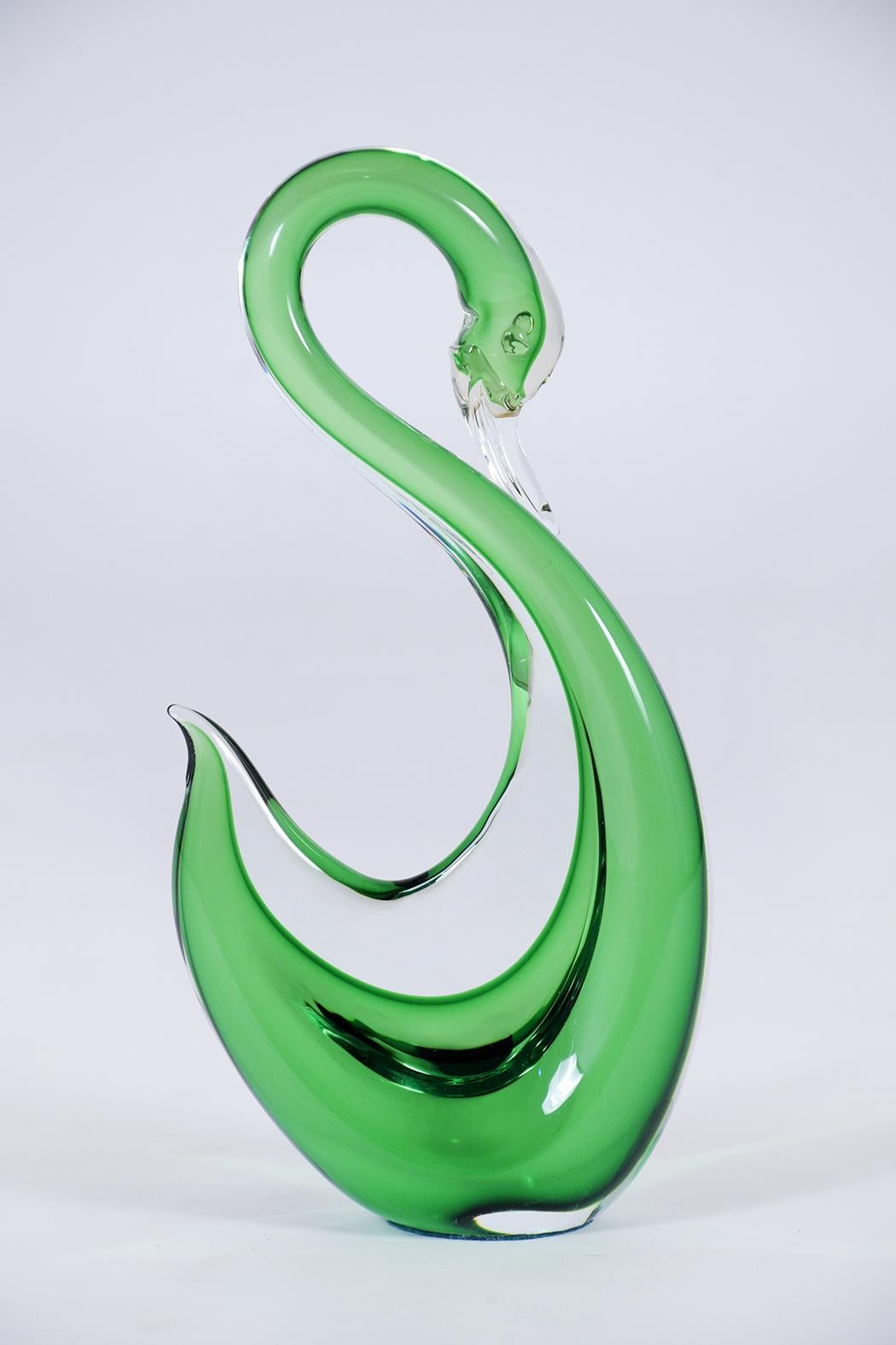 Cette fabuleuse sculpture italienne vintage en verre d'art de Murano est fabriquée à la main, présente un design de couleur verte et claire, et est en excellent état. Ce cygne vintage en verre soufflé à la bouche est prêt à être exposé dans votre