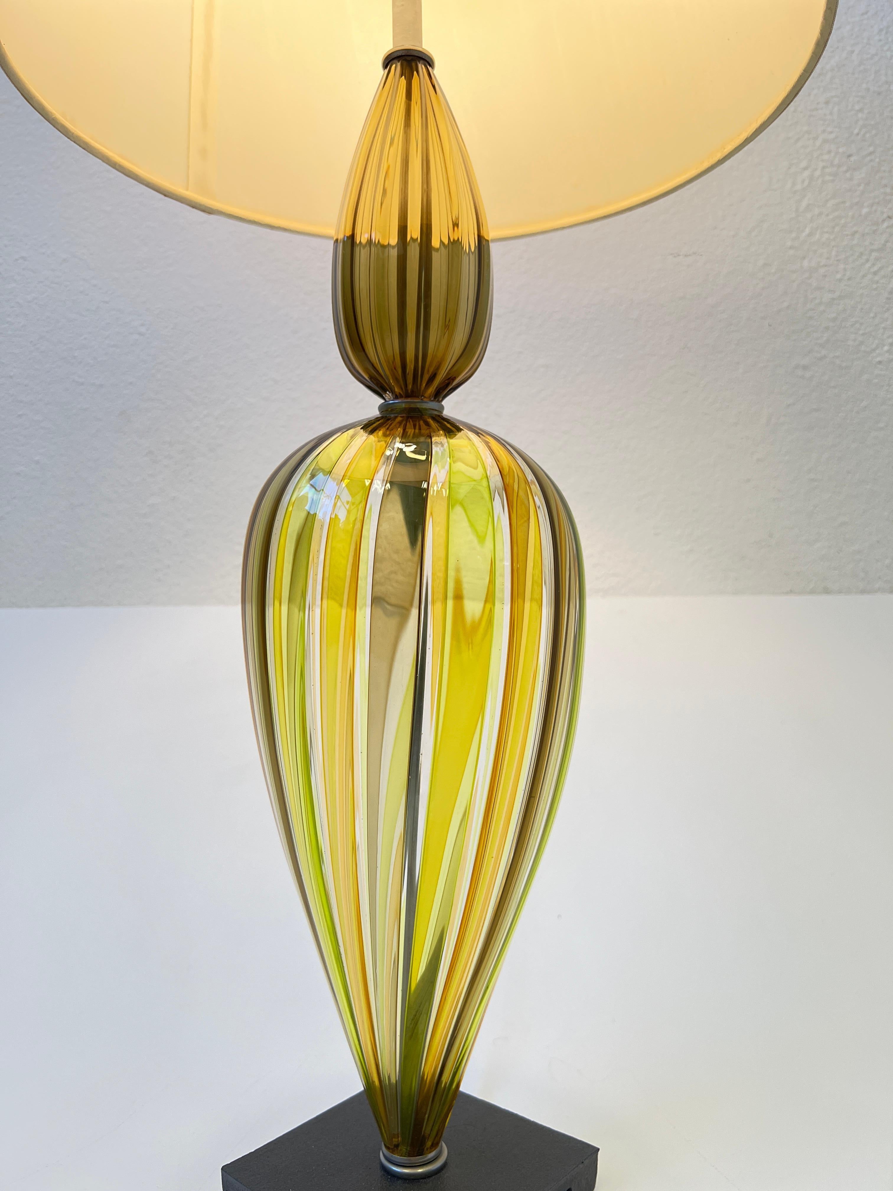 Milieu du XXe siècle Lampe de bureau italienne en verre de Murano en vente
