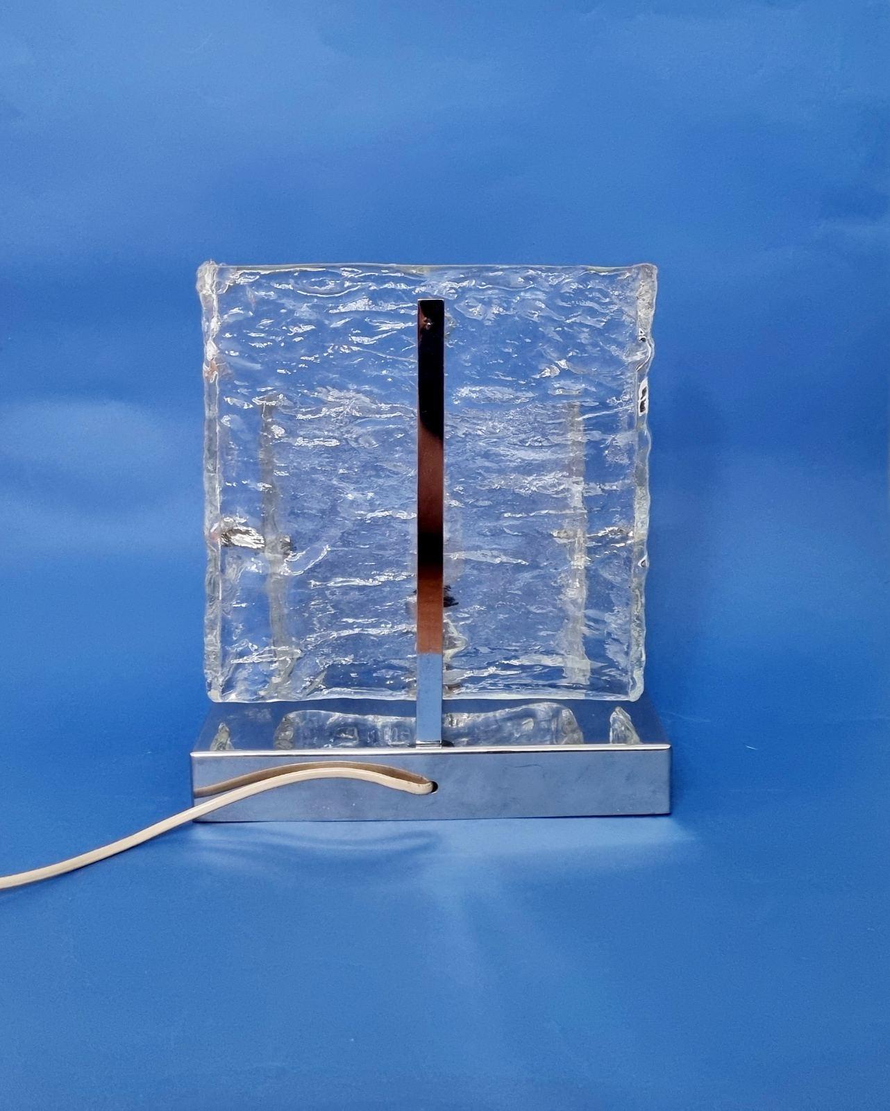 Sehr seltene Tischlampe aus Murano-Glas, entworfen von Carlo Nason in den späten 70er Jahren und hergestellt von  AV Mazzega
Ein unverzichtbares Stück italienischen Designs