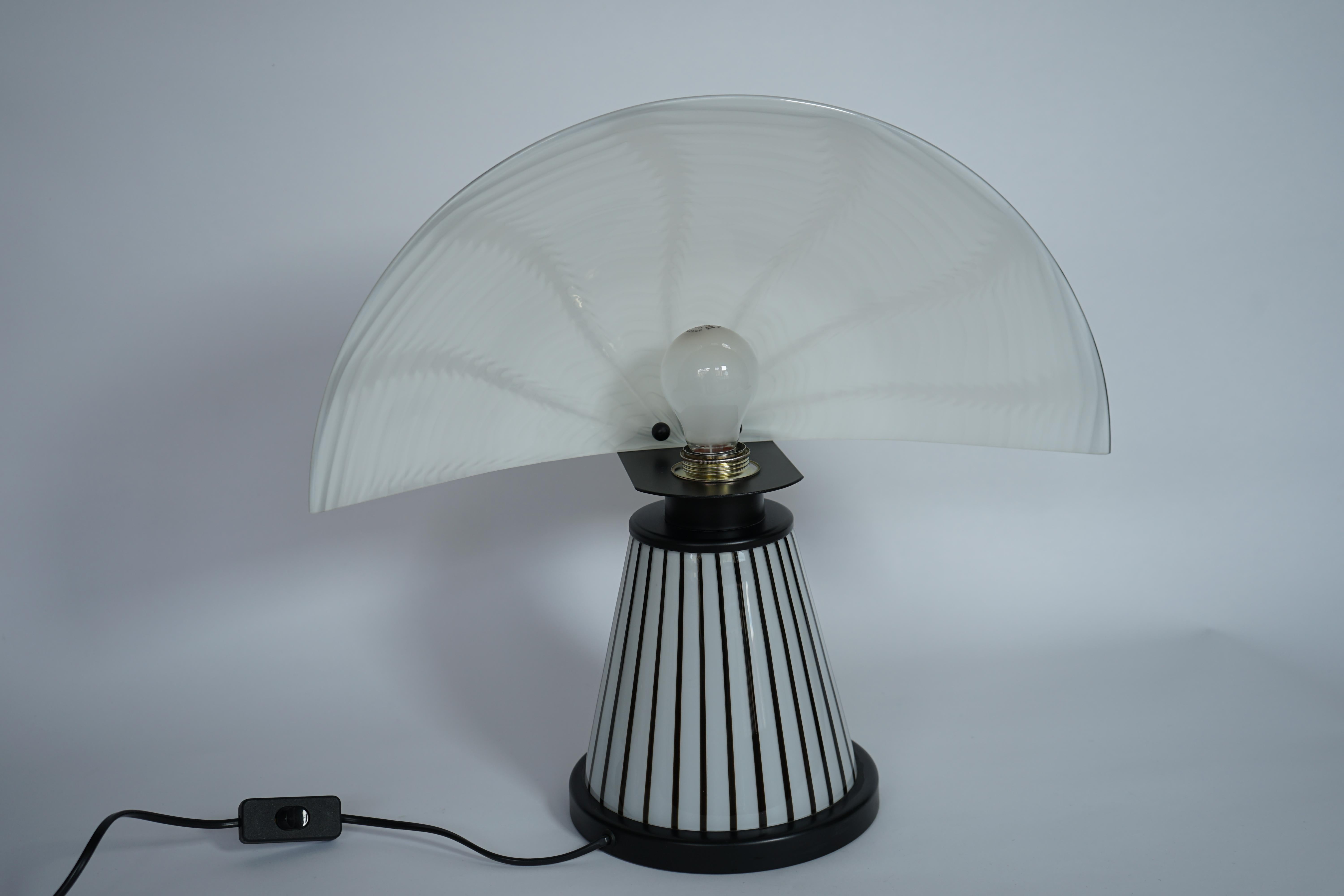 Lampe de table conçue par Renato Toso et produite par Leucos en 1980.
Conditions parfaites. 


 
