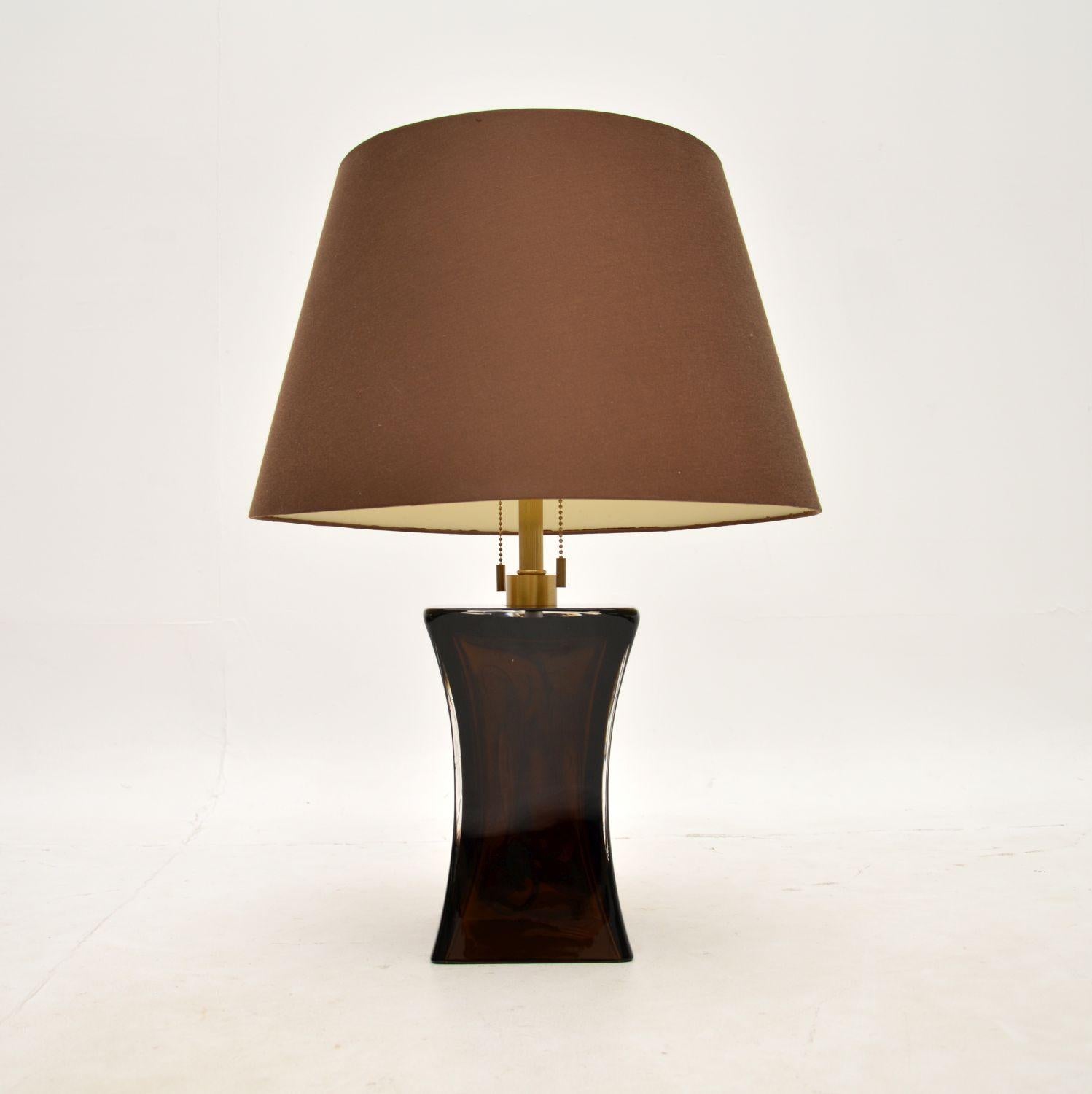 A stunning and extremely well made Italian Murano glass Torre table lamp by Donghia. This was made in Italy and it dates from the early 21st century.

The quality is exceptional, the brown glass base is very thick and heavy, it is beautifully