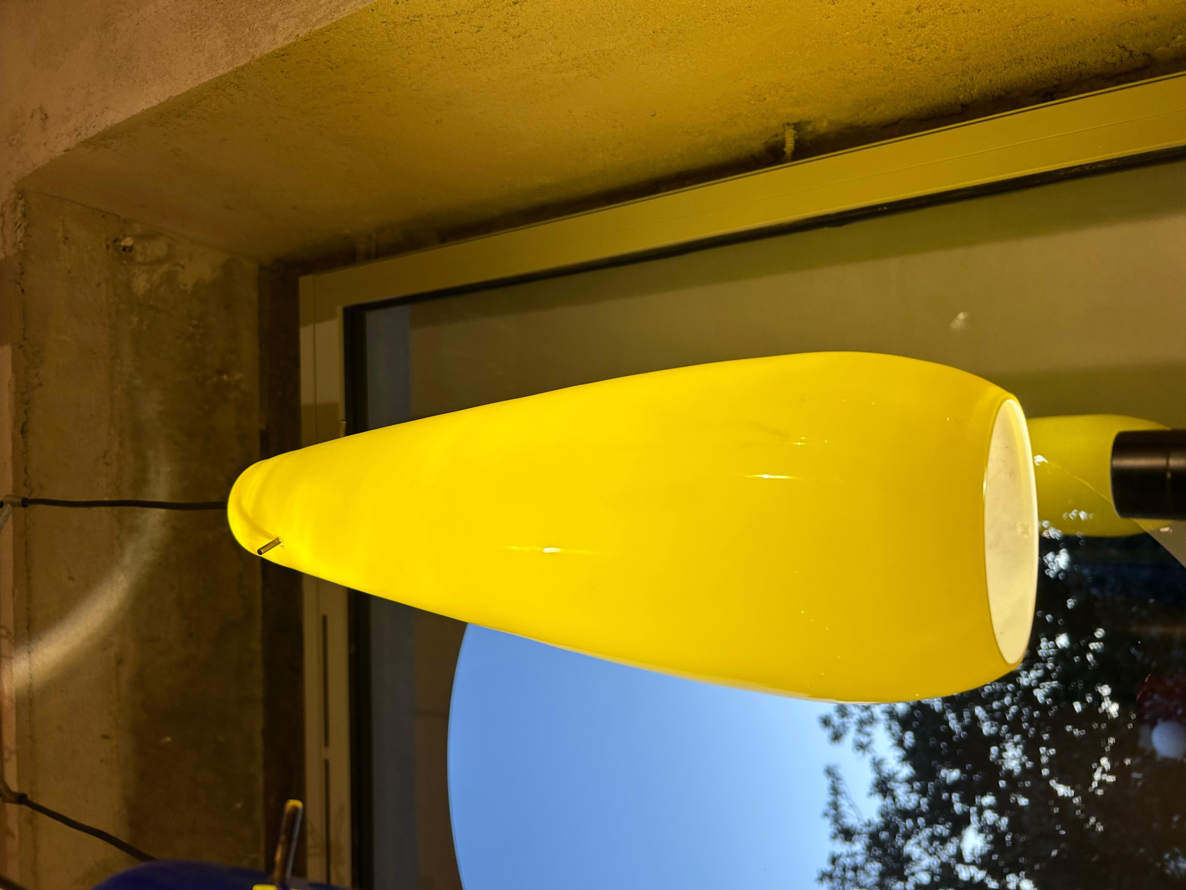Italian Murano glass trio ceiling lamp by vistosi, from the 1960’s
Red, yellow and blue art glass.
All is adjustable.