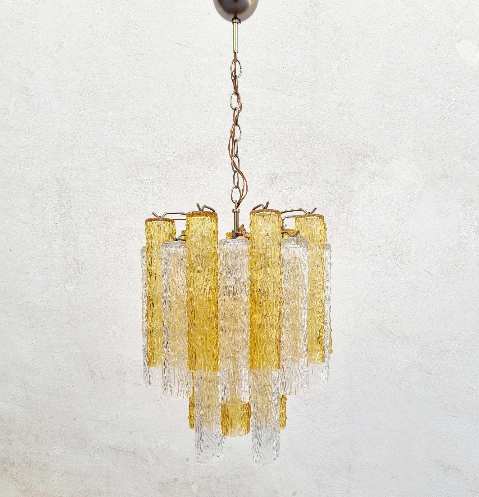 Joli lustre Tronchi en verre clair et ambre de Murano
Conçu par Toni Zuccheri pour Venini à la fin des années 60.
26 Tronchi