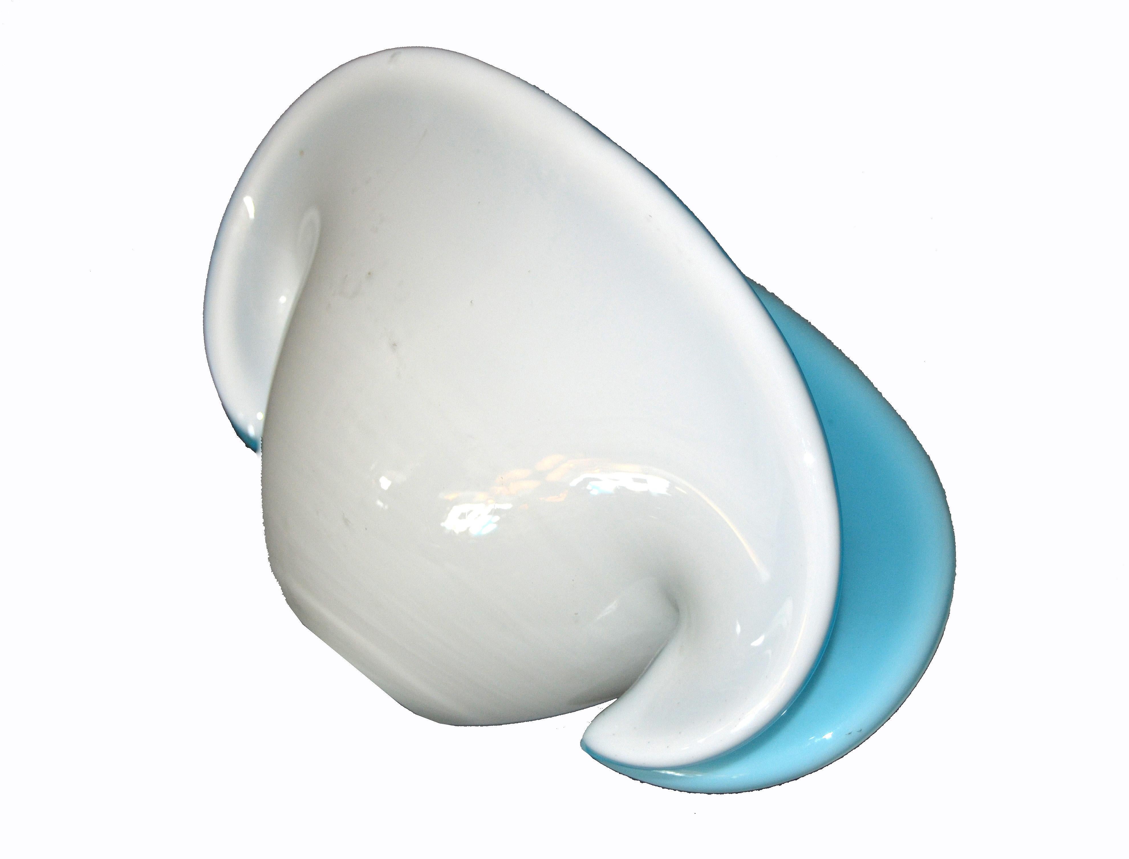 Italian Murano Glass Two-Color Triangular Shaped Catchall Bowl In Good Condition For Sale In Miami, FL
