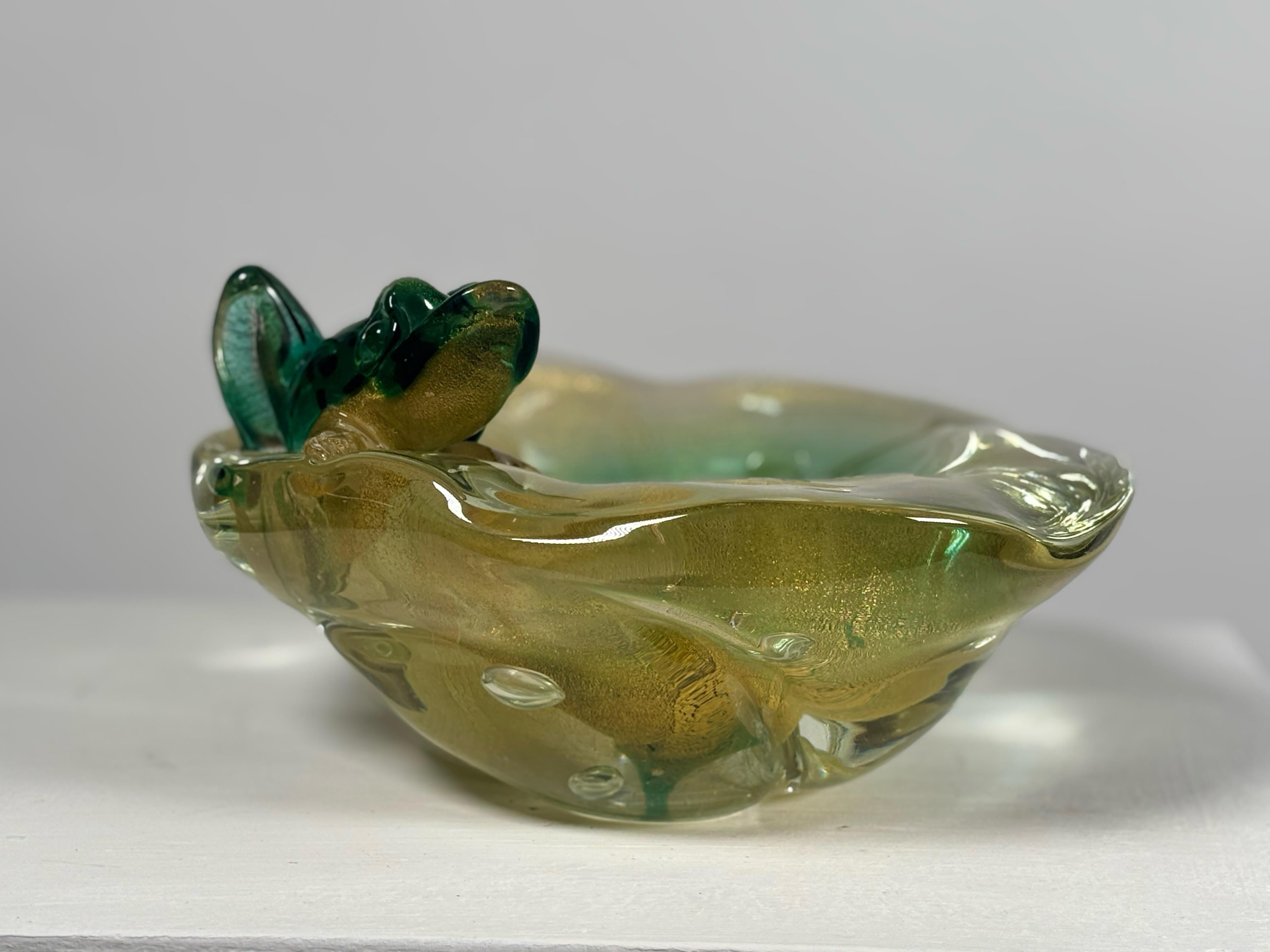 .Alfredo Barbini per Greene & Greene VAMSA  Vaso in vetro artistico SOMMERSO con rana sul bordo.

Biografia
Alfredo Barbini è stato un artista e designer italiano del vetro noto per le sue sculture realizzate con la tecnica del vetro sommerso, in