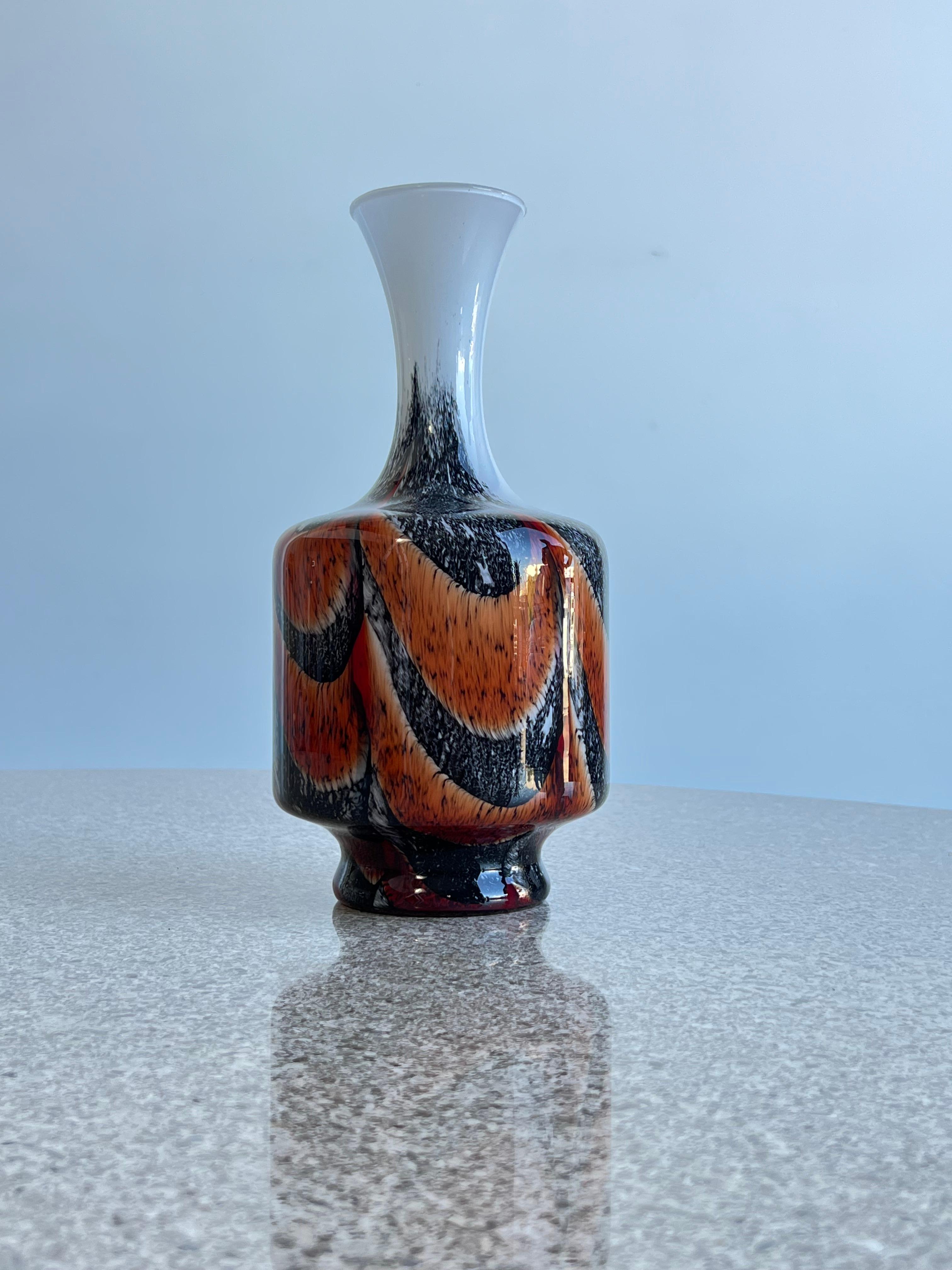 Un vase élégant de Carlo Moretti, fabriqué en Italie dans les années 70, l'opaline rouge, orange et blanche est en parfait état.
  