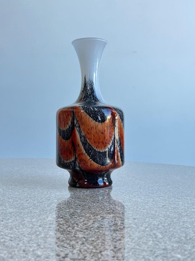Un elegante vaso di Carlo Moretti, realizzato in Italia negli anni Settanta, l'opalina rossa, arancione e bianca è in perfette condizioni.
  