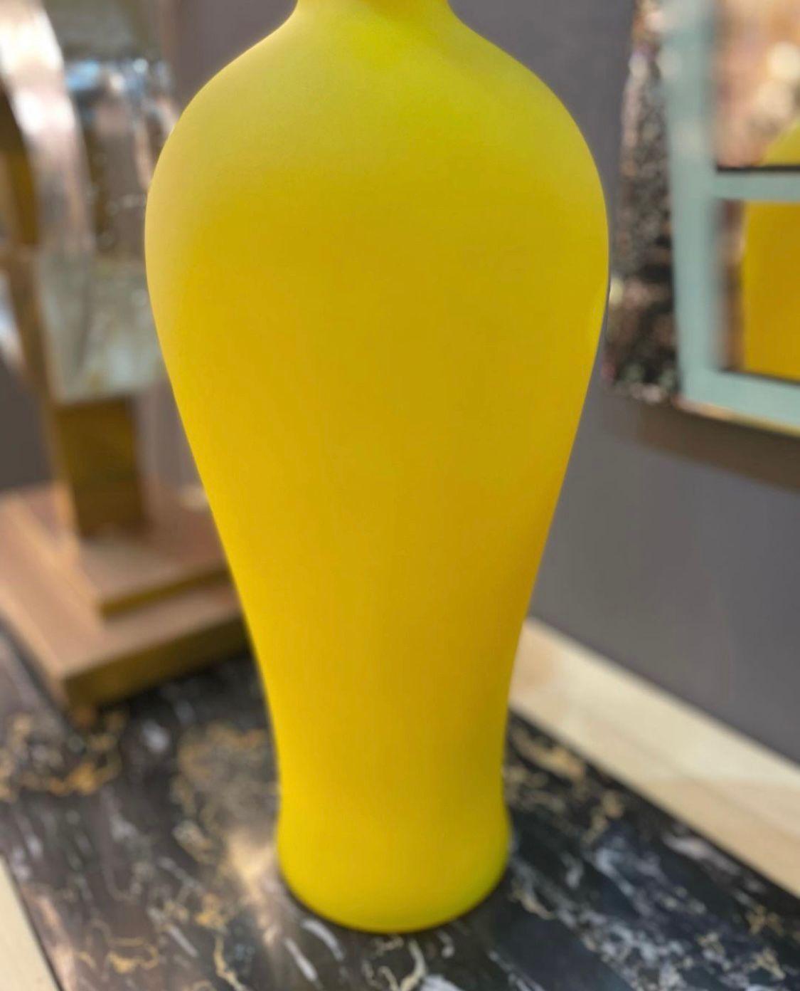 Grand vase vintage du milieu du siècle de Cenedese Murano, Italie. Particulièrement frappant, le vase a une forme élégante et  couleur jaune satin. Un navire rare, surtout dans cette taille.