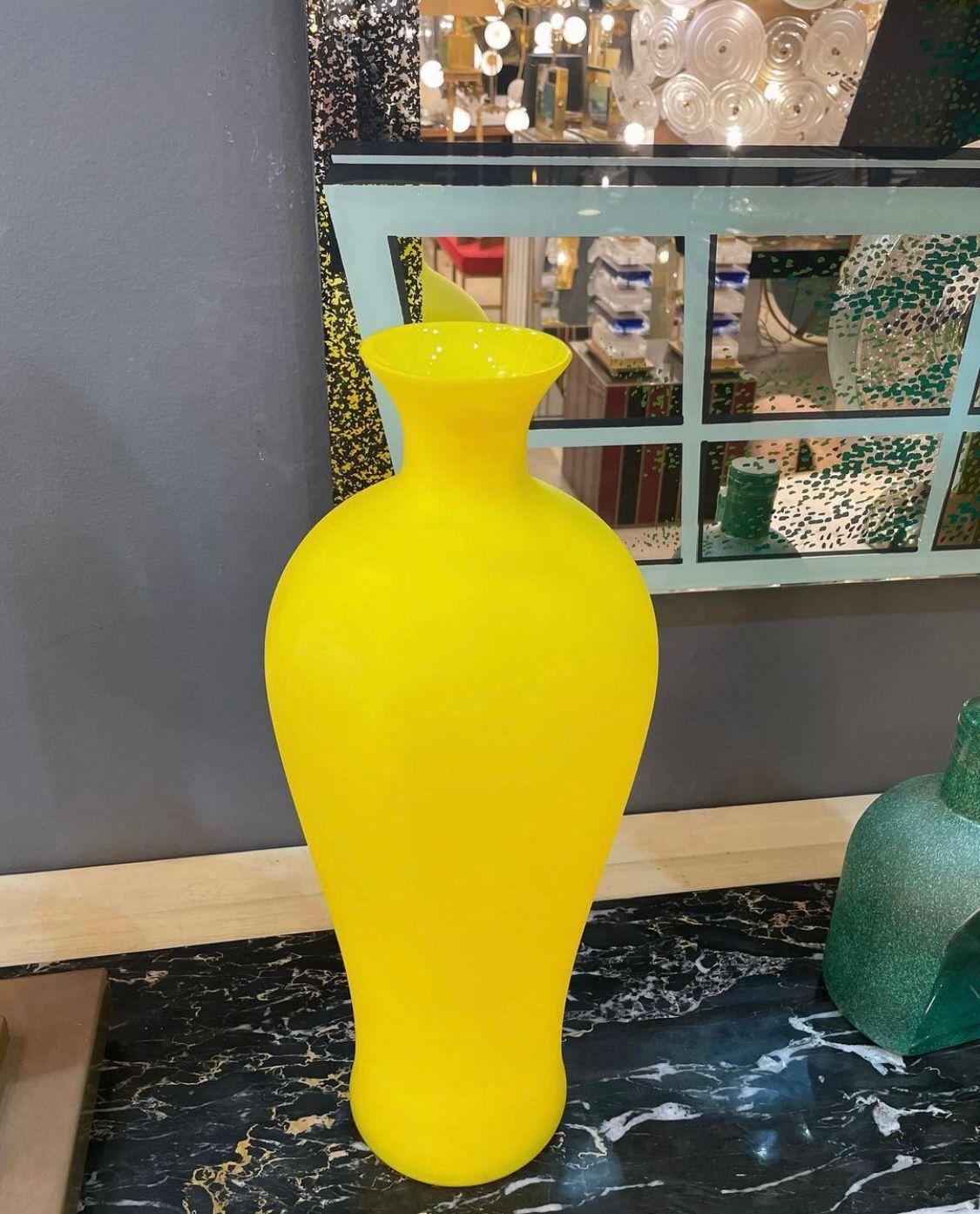 Moderne Vase en satin jaune de Cenedese, datant d'environ 1970 en vente