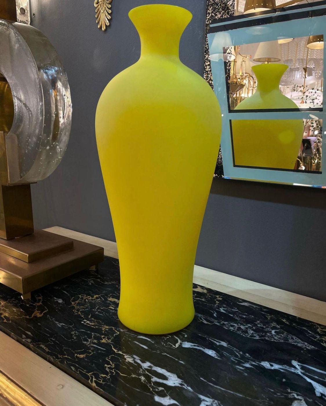 italien Vase en satin jaune de Cenedese, datant d'environ 1970 en vente