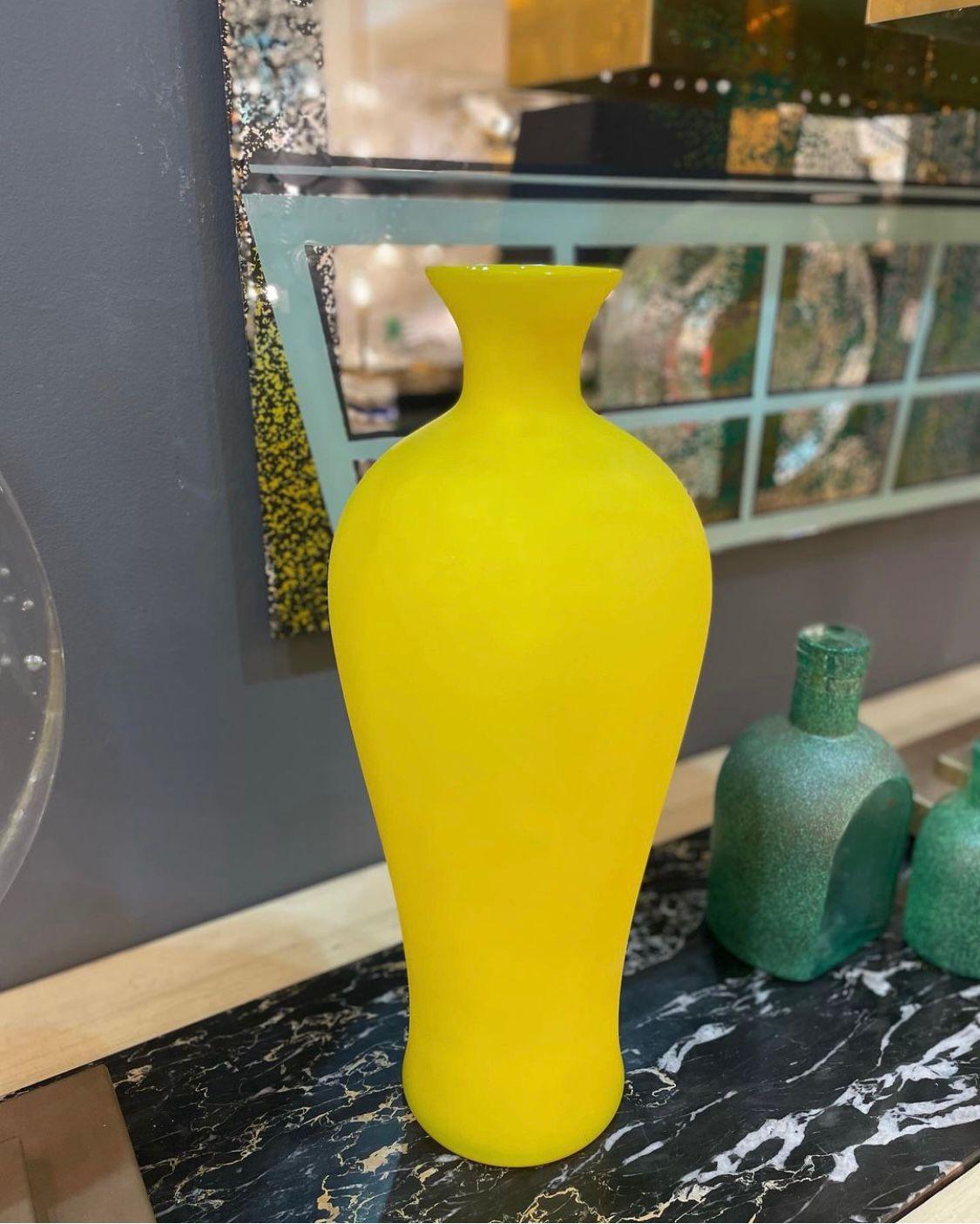 Fin du 20e siècle Vase en satin jaune de Cenedese, datant d'environ 1970 en vente