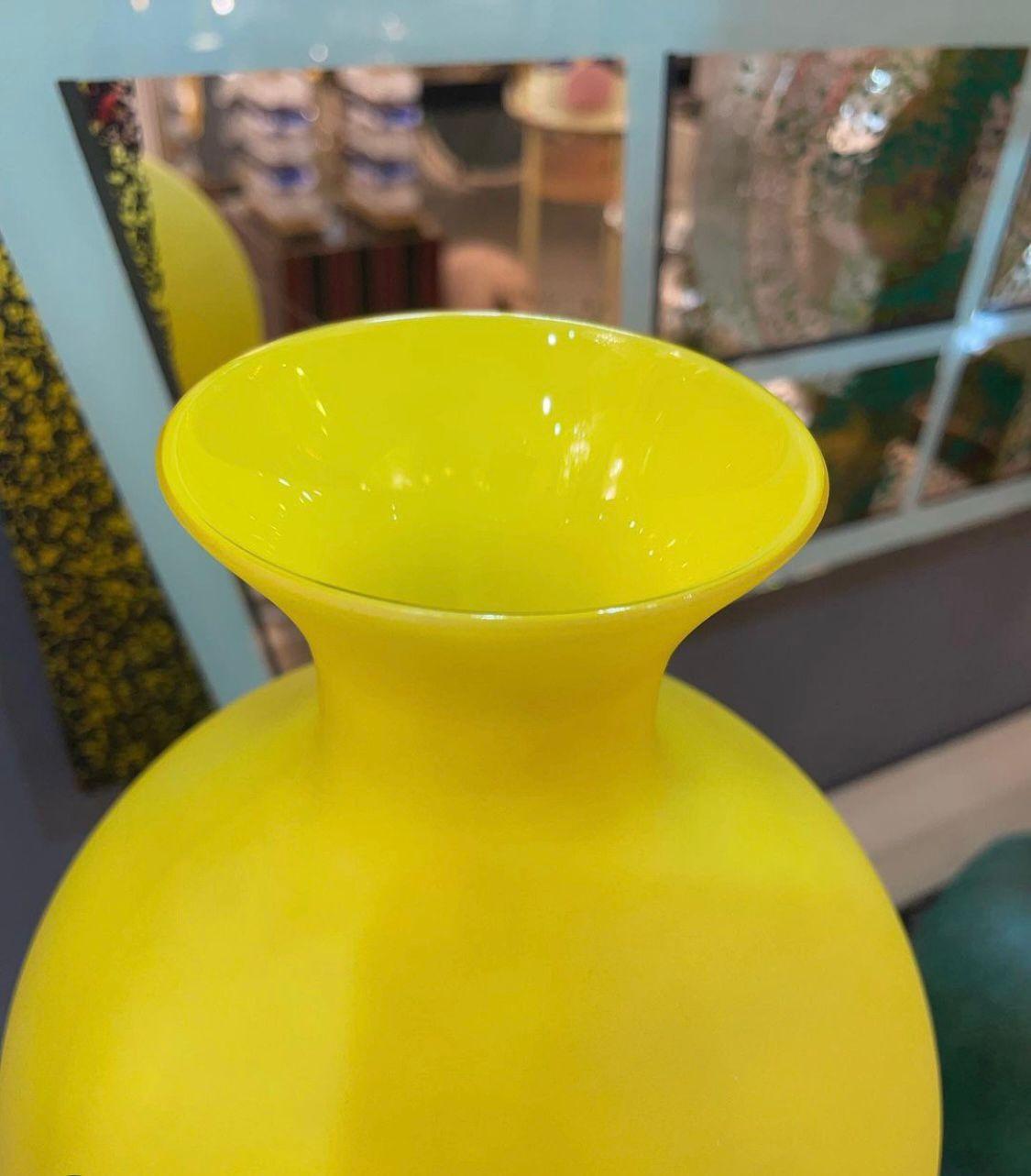 Verre de Murano Vase en satin jaune de Cenedese, datant d'environ 1970 en vente