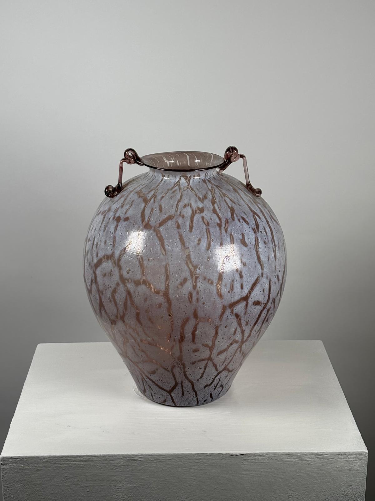 Vaso in vetro soffiato con doppio manico prodotto da Fratelli Toso intorno al 1930.

Biografia
Di tutte le principali fabbriche di vetro muranesi, la Fratelli Toso fu una delle più versatili e produttive, ma la meno conosciuta. Mentre Venini,