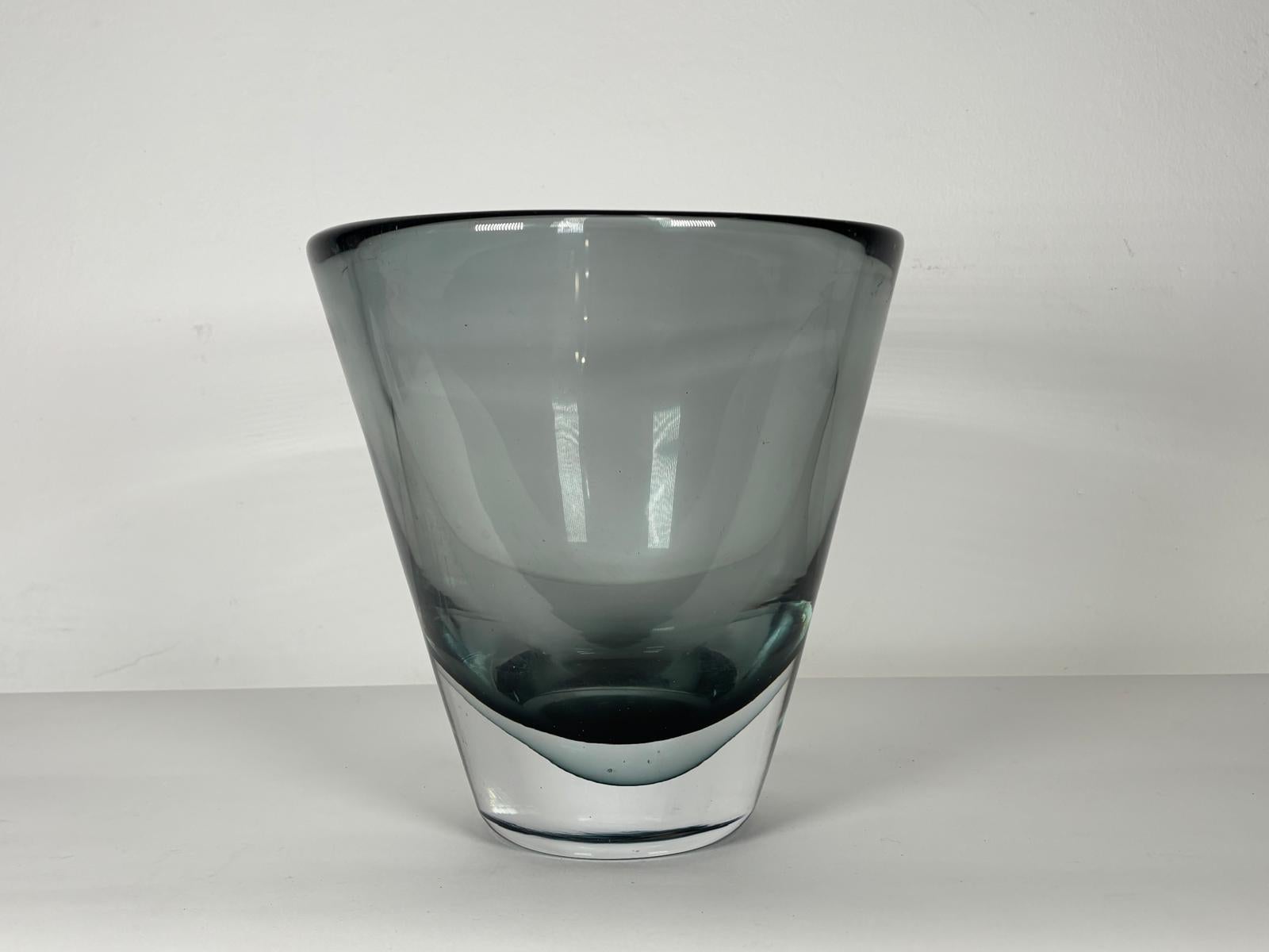 Vaso in vetro di Murano disegnato e prodotto da Pino Signoretto nel 1960.
Firmato.

Biografia
Pino Signoretto è nato nel 1944 in una piccola città vicino a Venezia; nel 1954 ha iniziato a lavorare in una fornace di lampadari. Nel 1959 ha imparato