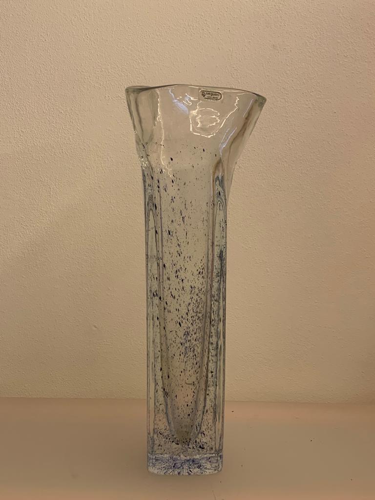 Vase en verre de Murano produit par Seguso Vetri d'Arte.
Avec le Label d'origine.
 
Seguso fait partie des plus anciennes dynasties de verriers de l'île de Murano, dont la tradition familiale remonte à 23 générations depuis 1397. Aujourd'hui, le