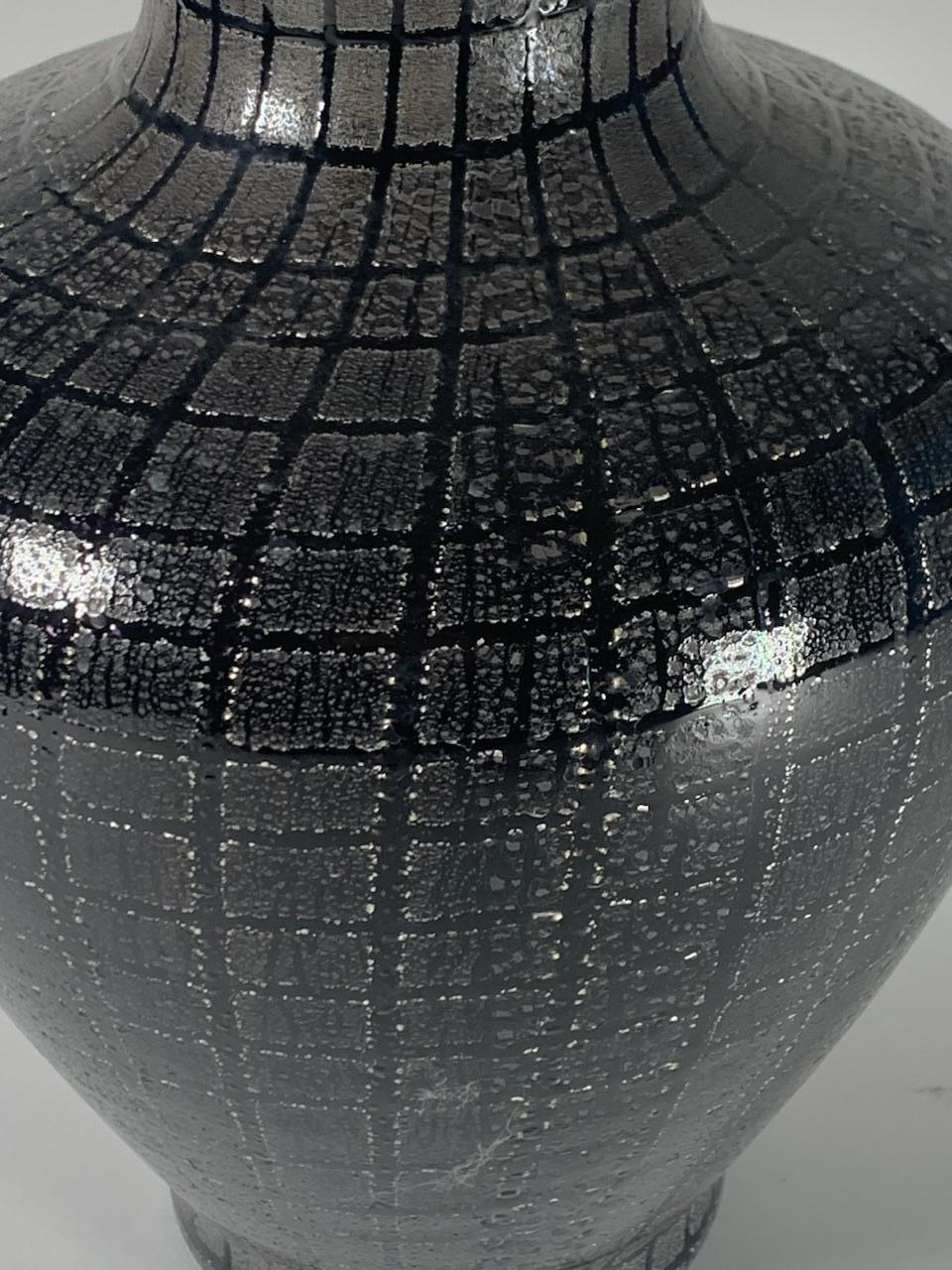 Vase aus Murano-Glas von VeArt, 1980. Mit Original Label.

Über VeArt
VeArt wurde 1965 von Sergio Billiotti und Ludovico Diaz De Santillana gegründet. Letzterer war nicht nur der Gründer von VeArt, sondern auch der künstlerische Leiter von Venini