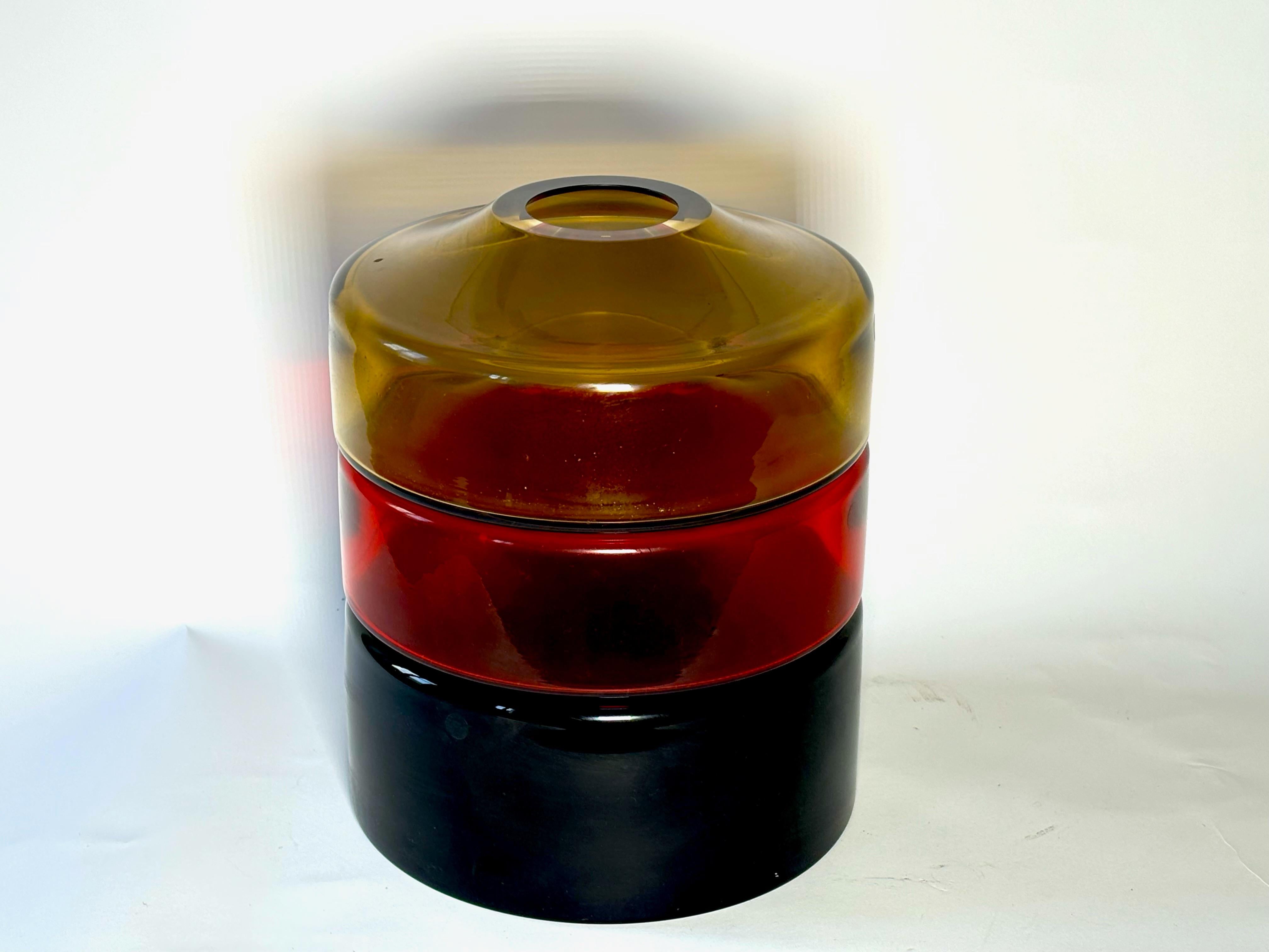 Vaso Colonna disegnato da Tom Dixon e prodotto da Salviati nel 2003. Edizione limitata di 101 pezzi. Numero 98. Firmato.

Biografia
Tom Dixon è un innovativo designer britannico, conosciuto come un anticonformista tra i suoi colleghi grazie ai suoi