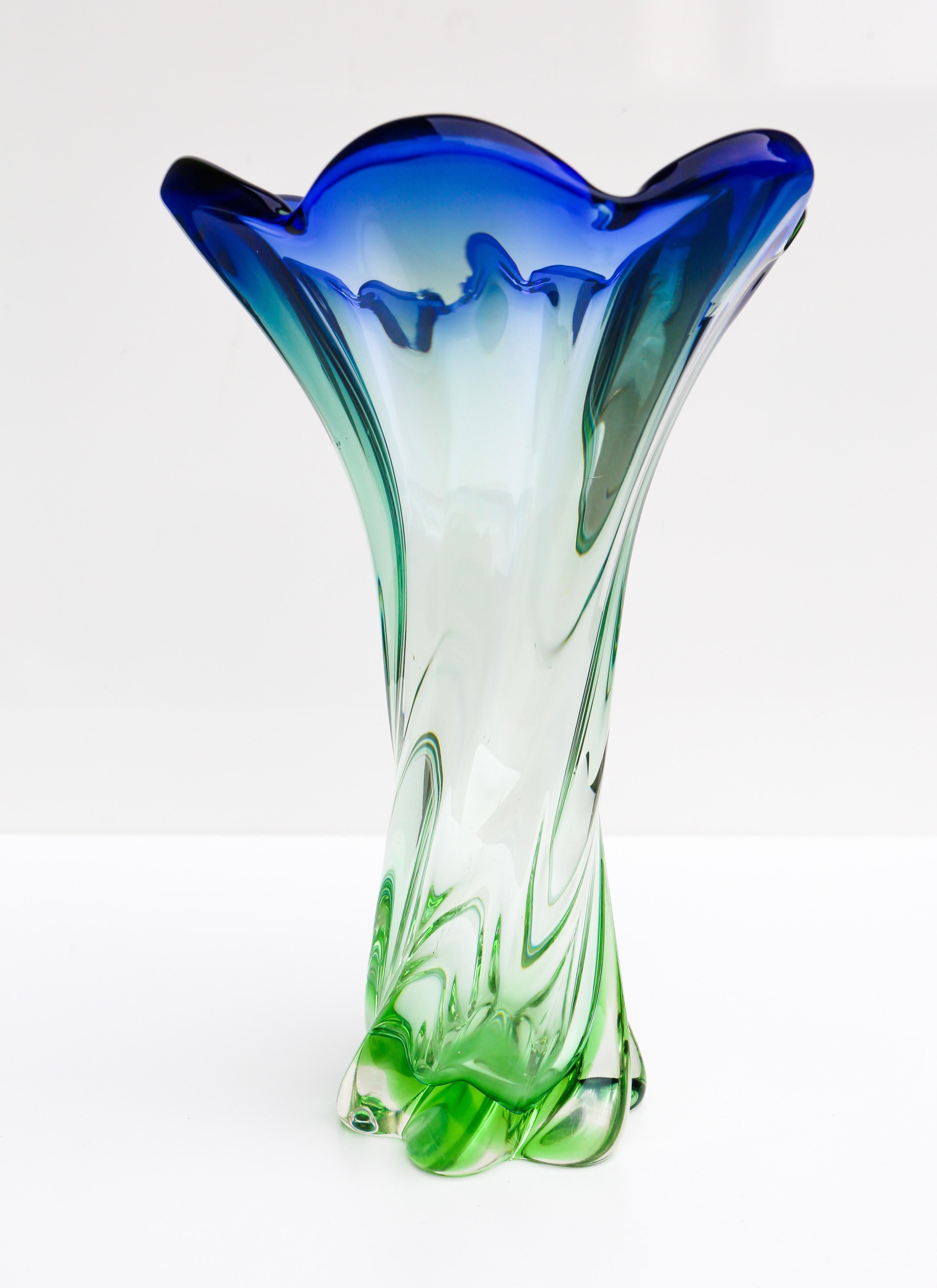 Große, auffällige Vase aus Murano-Glas, die in den 1960er Jahren in Murano (Italien) hergestellt und wahrscheinlich von Flavio Poli entworfen wurde. Höhe: 11,4