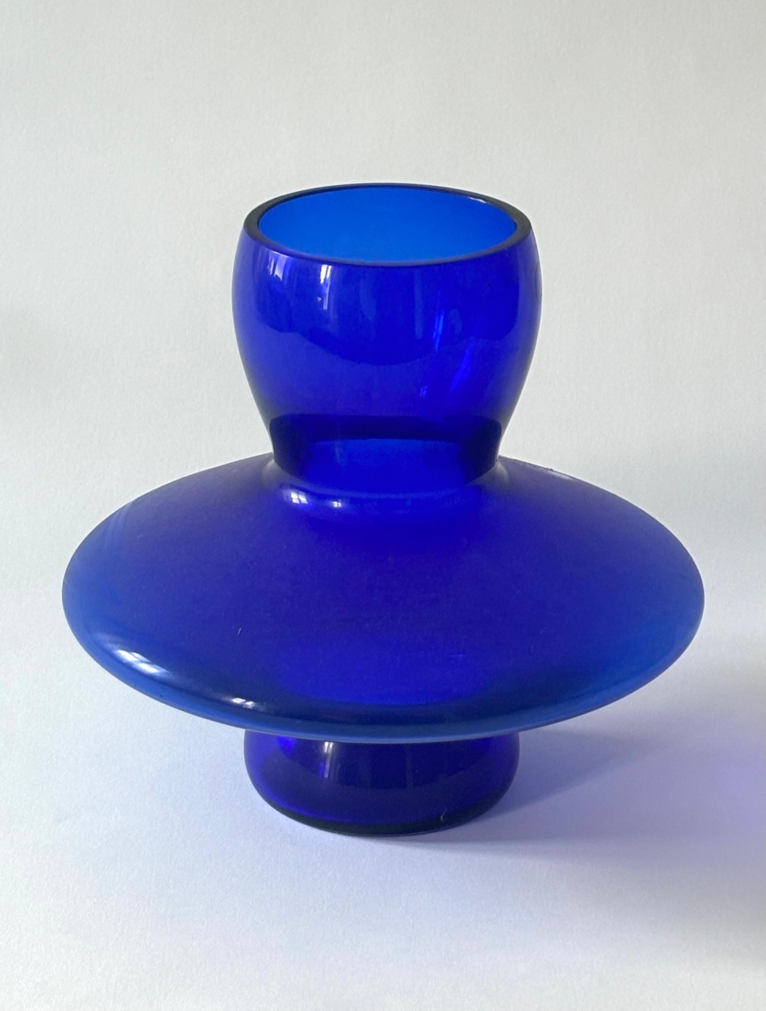 Vaso in vetro disegnato da Emmanuel Babled e prodotto da Venini, anni '94. Firmato. Con etichetta originale.

Biografia
Nato in Francia nel 1967, Emmanuel Babled si è laureato nel 1989 in Industrial Design presso l'Istituto Europeo di Design di
