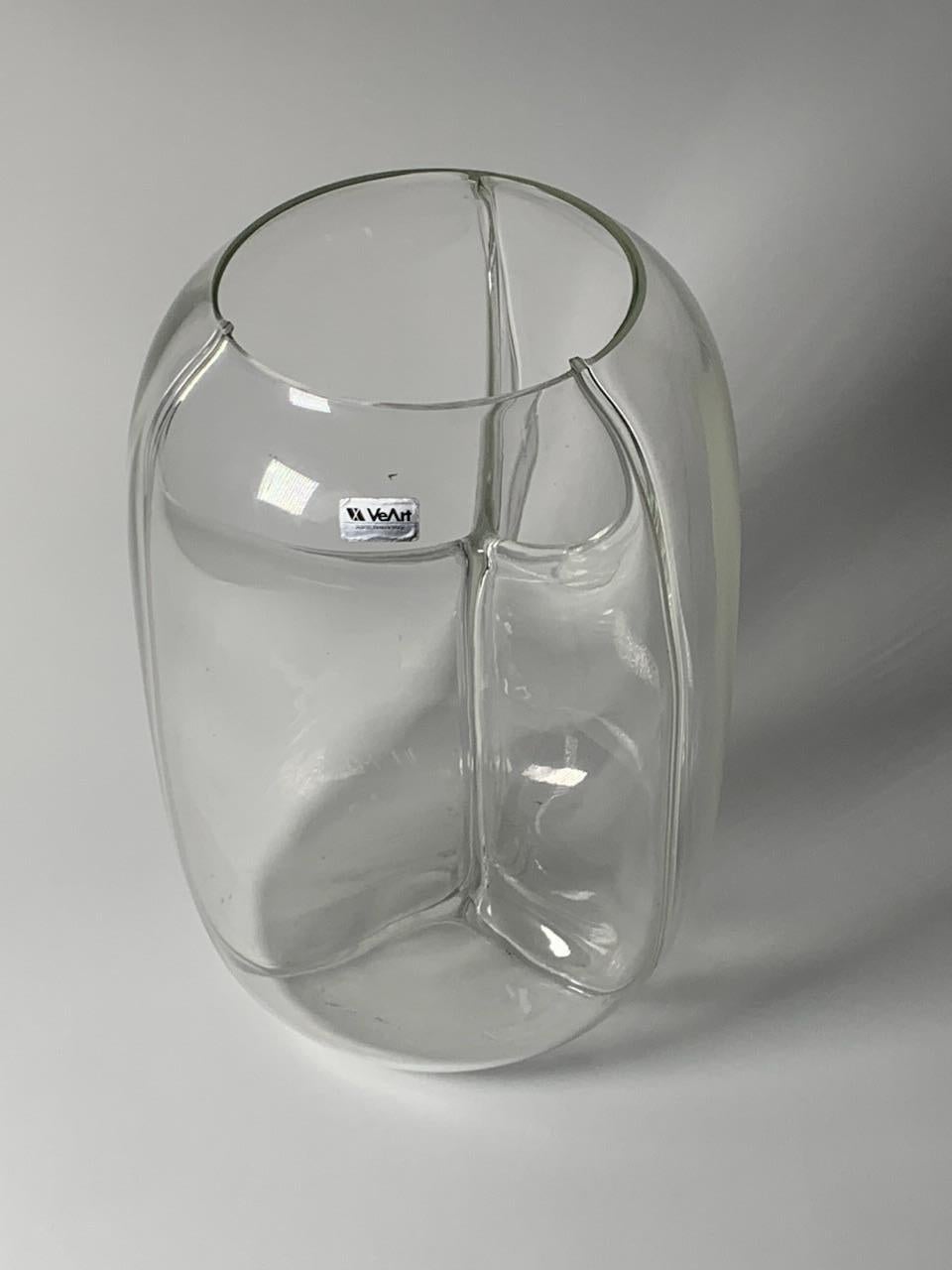 Vase en verre de Murano conçu par Toni Zuccheri et produit par VeArt en 1985. Avec le Label d'origine.

Biographie
La passion du verrier italien et maître artisan de Murano Toni Zuccheri pour la nature et les animaux a contribué à l'élaboration de