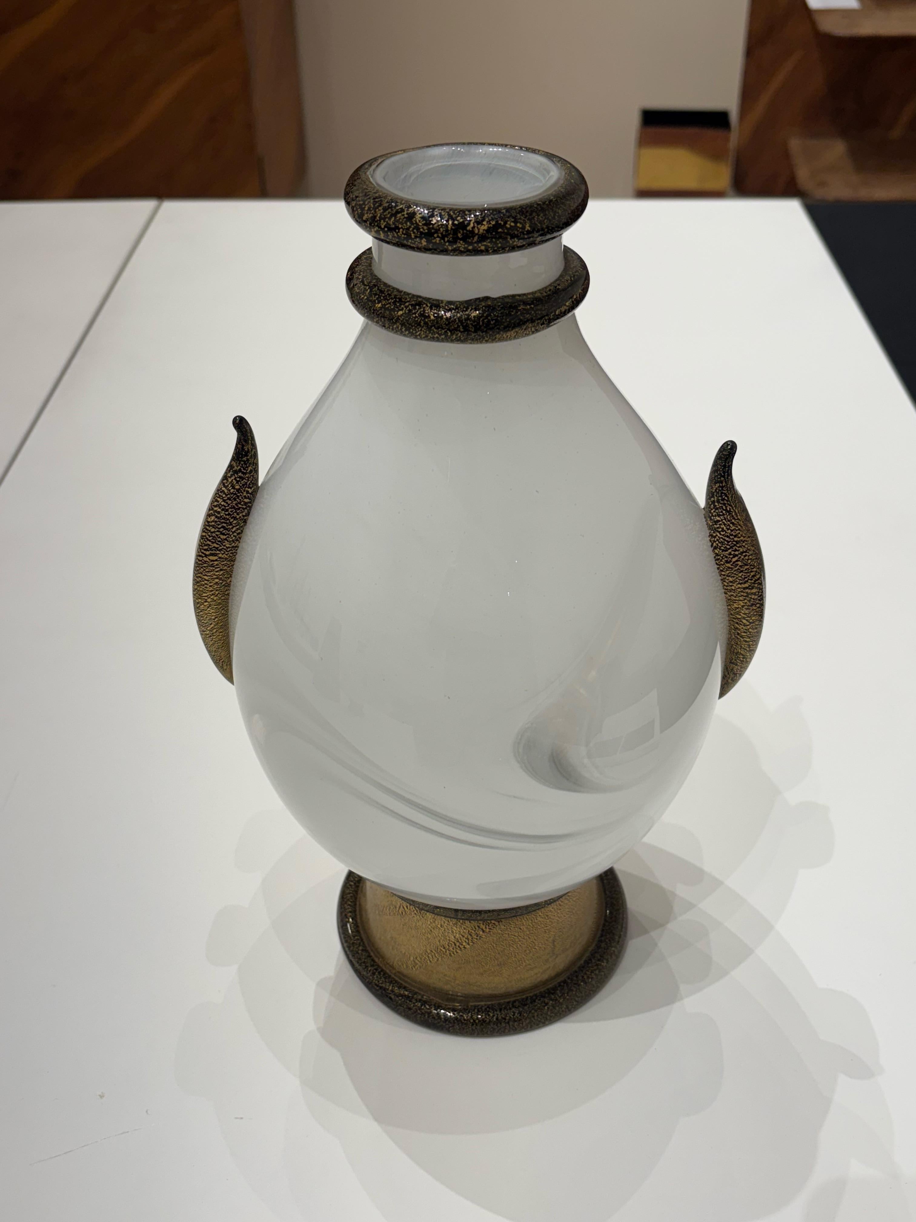 Vaso della serie Primavera, in vetro soffiato di Murano bianco e traslucido e bordi in vetro nero e oro. Produzione Barovier&Toso. Firmato.

Biografia
Barovier & Toso è un'azienda di vetro di Murano con sede a Venezia. L'attività della famiglia
