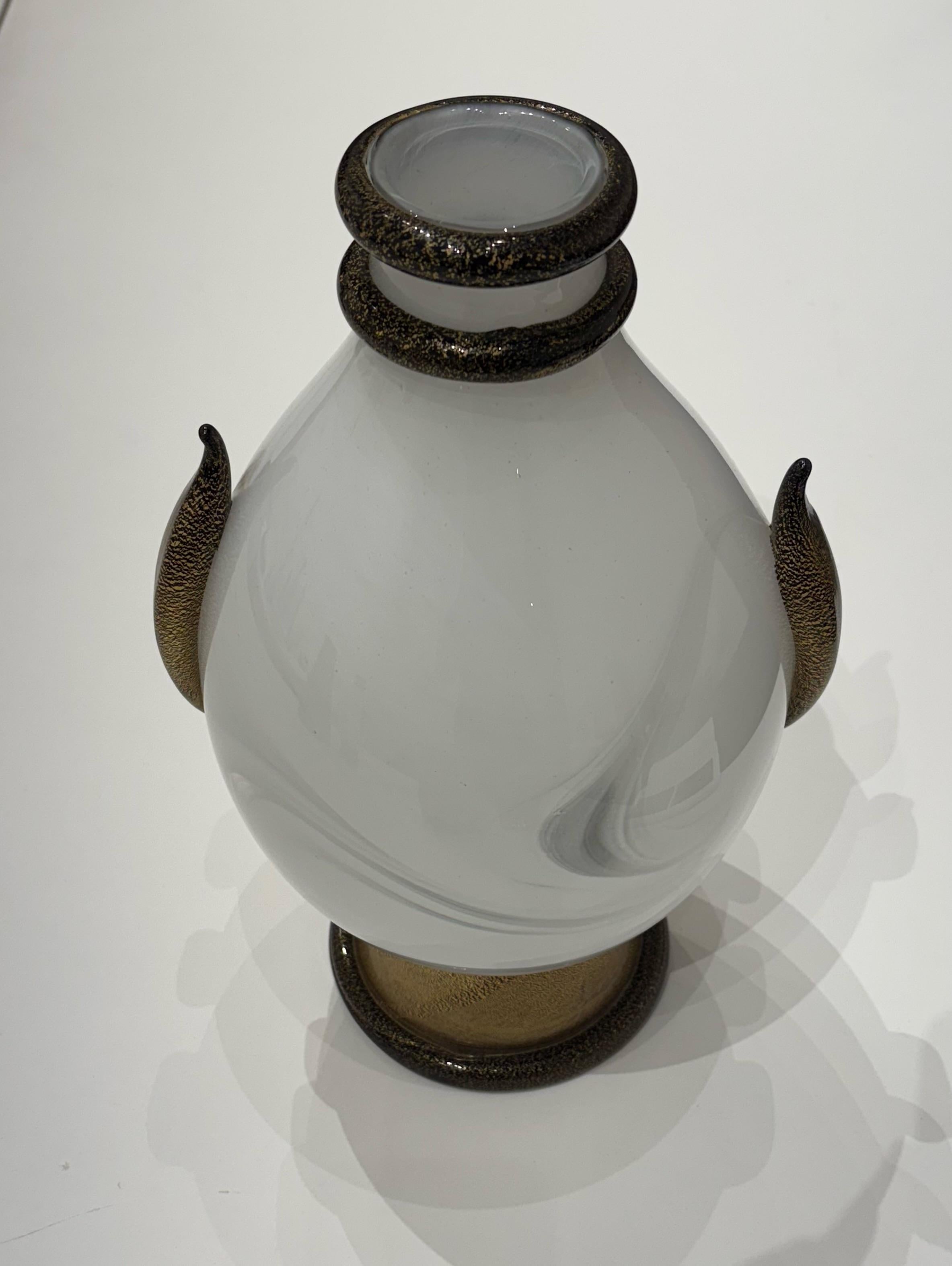 Vaso della serie Primavera, in vetro soffiato di Murano bianco e traslucido e bordi in vetro nero e oro. Produzione Barovier&Toso. Firmato.

Biografia
Barovier & Toso è un'azienda di vetro di Murano con sede a Venezia. L'attività della famiglia