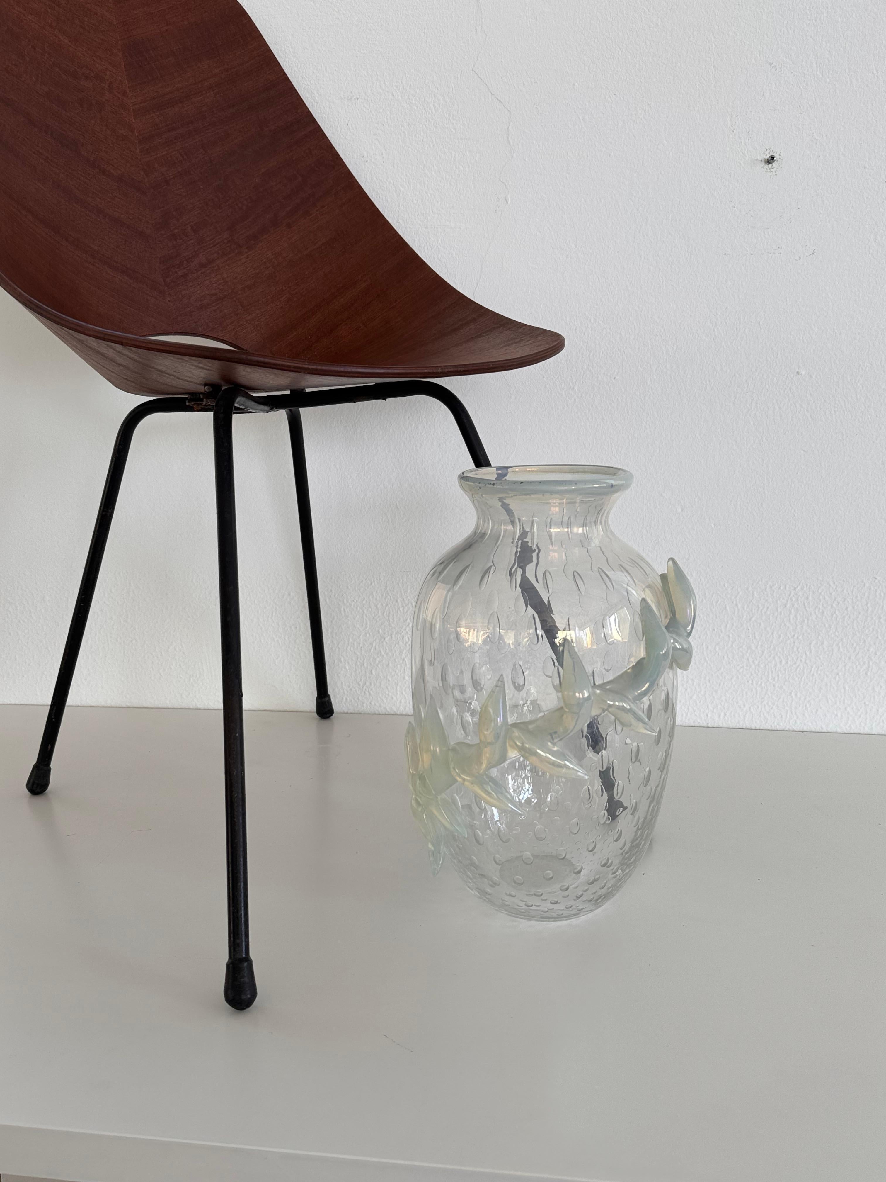 Vaso in vetro di Murano con bolle d'aria e ghirlanda di vetro

Vaso da fiori di eccezionale bellezza in vetro di Murano bianco trasparente e scintillante, prodotto in Italia, probabilmente negli anni '90 o prima.
Il vetro presenta innumerevoli e