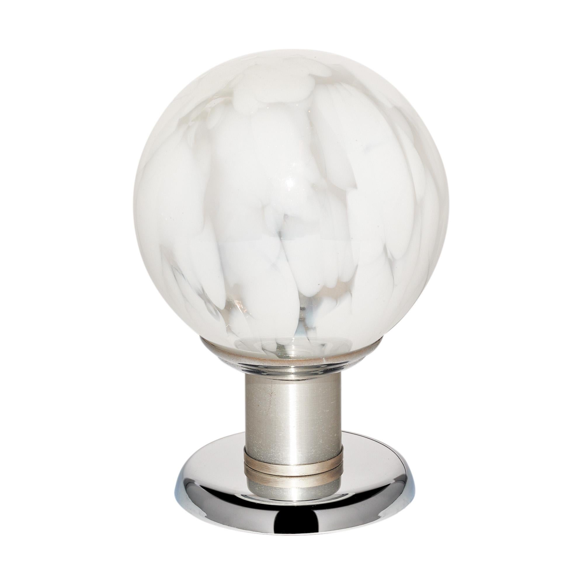 Lampe provenant de Murano, en Italie, près de Venise. Cette pièce du milieu du siècle est dotée d'une base circulaire chromée qui a été nouvellement câblée pour répondre aux normes américaines. Le globe en verre de Murano est soufflé à la main avec