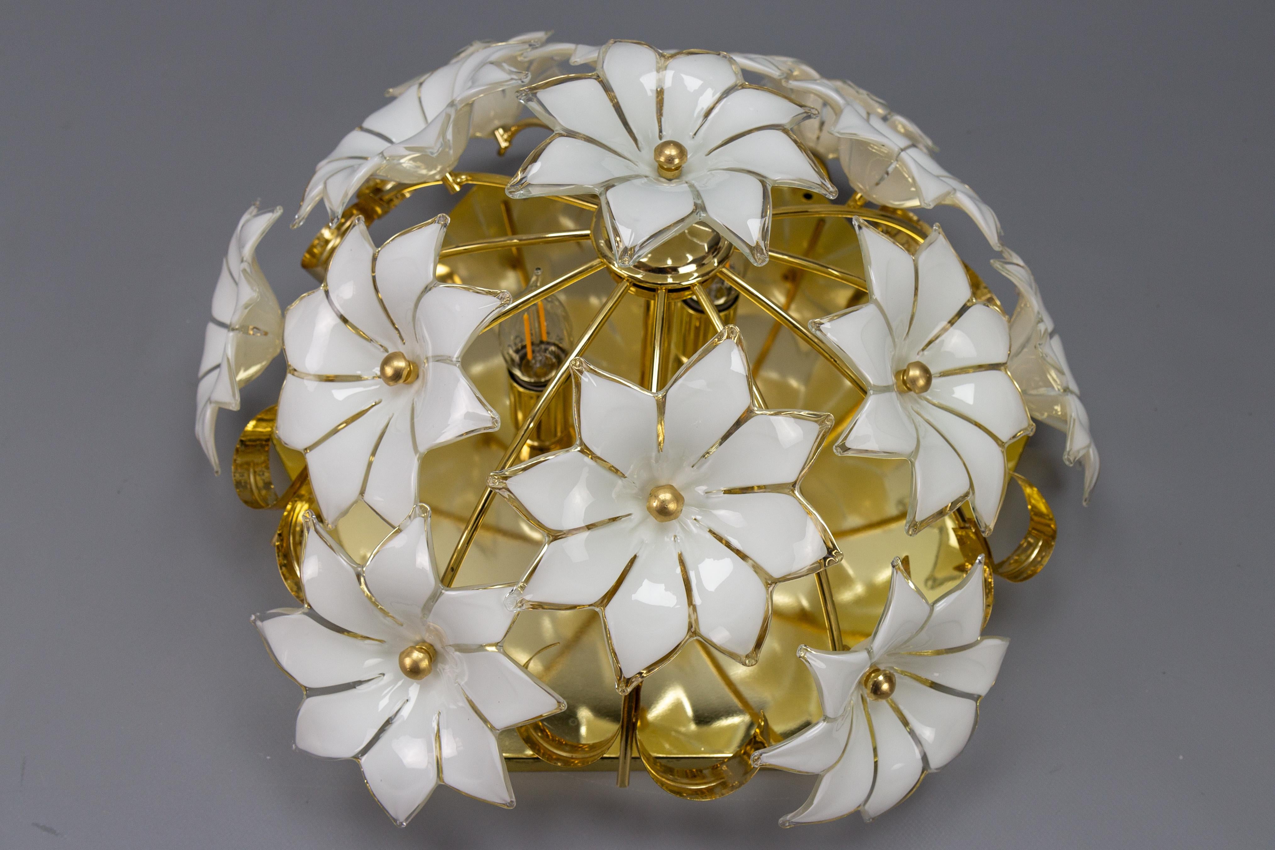 Italian Murano Glass White Flower Three-Light Flush Mount, 1970s In Good Condition For Sale In Barntrup, DE