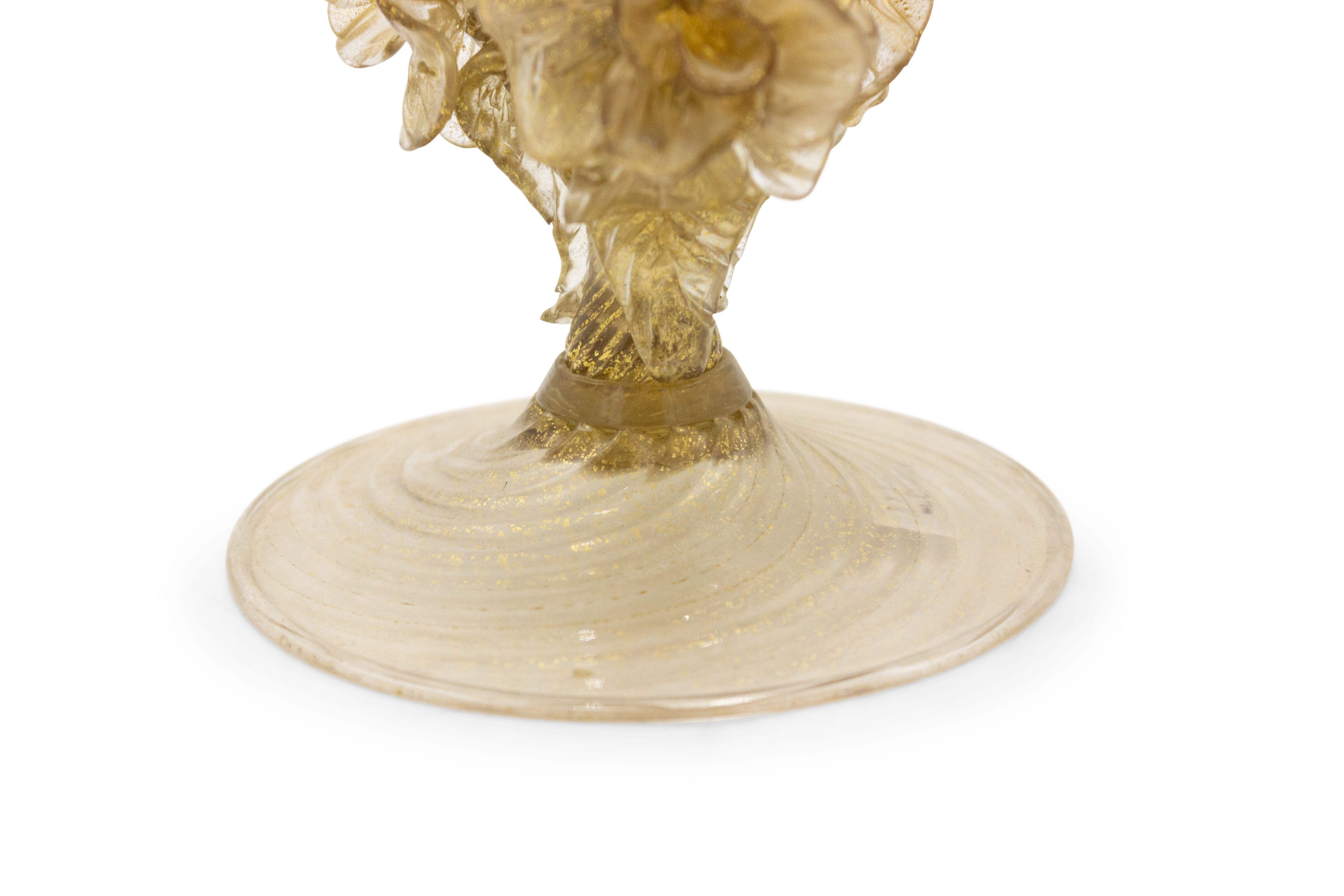Italienischer Kerzenhalter aus Murano aus der Mitte des Jahrhunderts (1940er Jahre), goldbestäubtes, mundgeblasenes Glas mit spiralförmigem Design und floralen Verzierungen am Stiel.