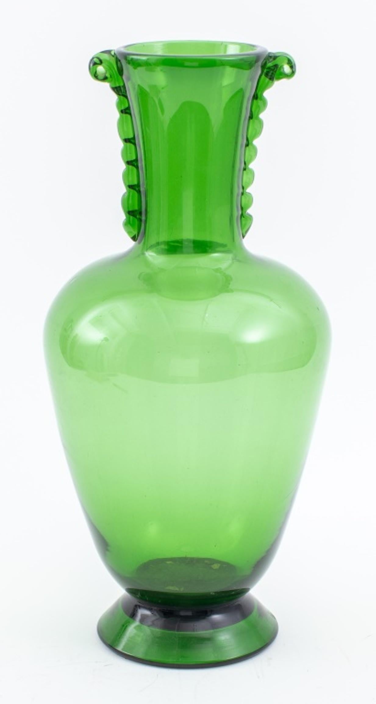 Große Vase aus italienischem Murano-Kunstglas in Verde oder Grün aus Empoli mit applizierten, kleinen Henkeln, wahrscheinlich 1950er Jahre. In sehr gutem Vintage-Zustand. 

Händler: S138XX
