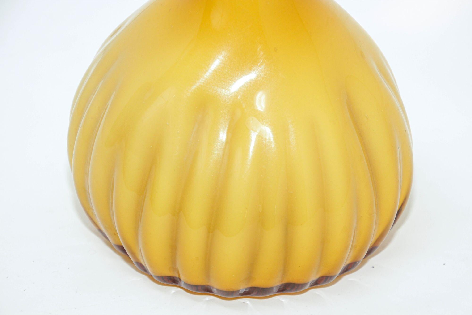 Vase en verre d'art italien soufflé à la main de Murano jaune en vente 4