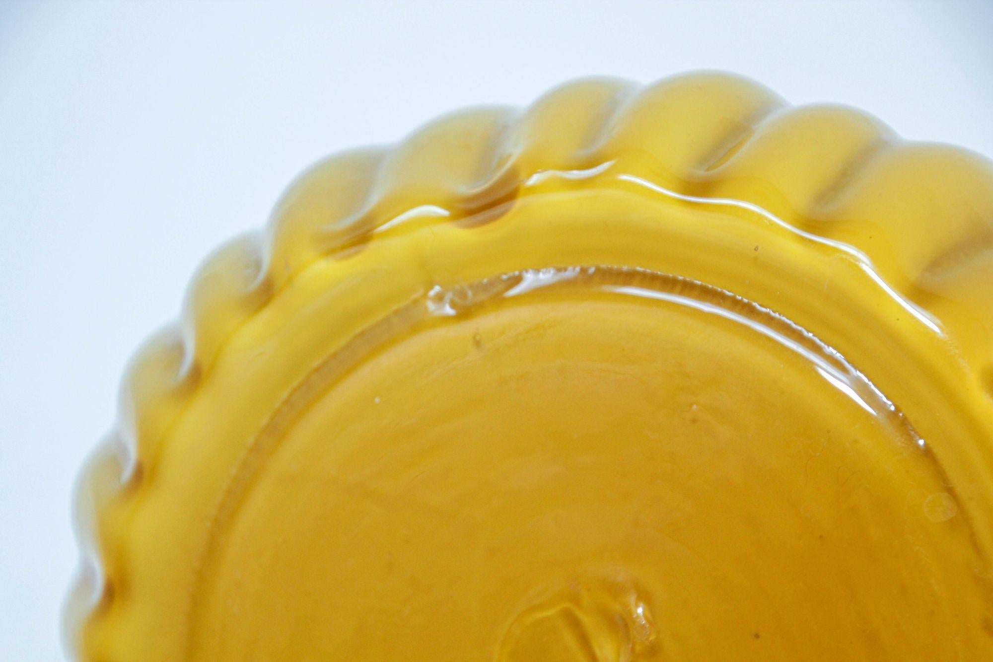 Vase en verre d'art italien soufflé à la main de Murano jaune en vente 6