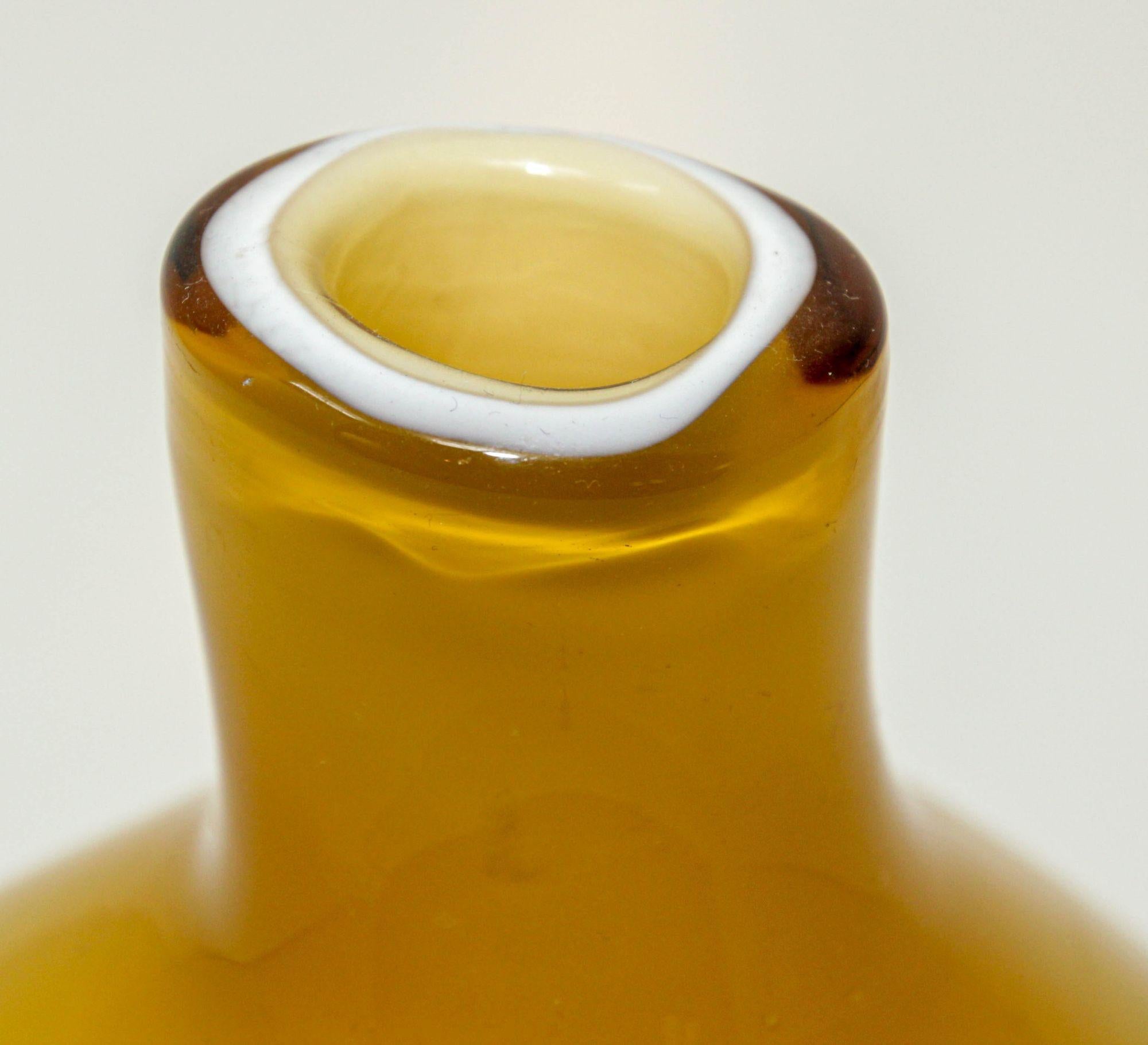 Dekorative hellgelbe mundgeblasene Murano-Glaskunstvase aus der Mitte des Jahrhunderts, 1960er Jahre.
Eine atemberaubende italienische Murano mundgeblasenen Kunstglas Vase in ummantelten gelben Braunglas zugeschrieben Fratelli Toso.
Abgerundetes,