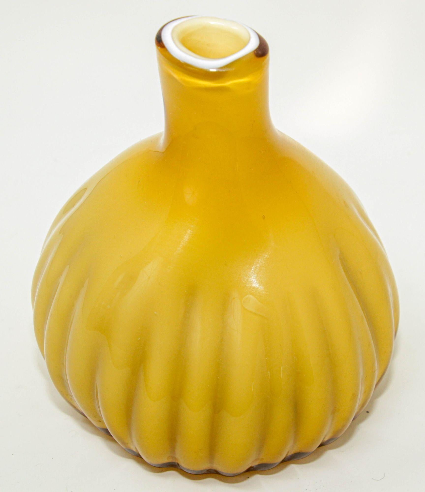 20ième siècle Vase en verre d'art italien soufflé à la main de Murano jaune en vente